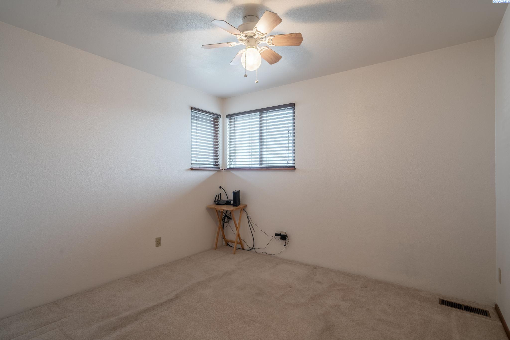 821 N 43rd Way Unit Lovely Pasco Location!
