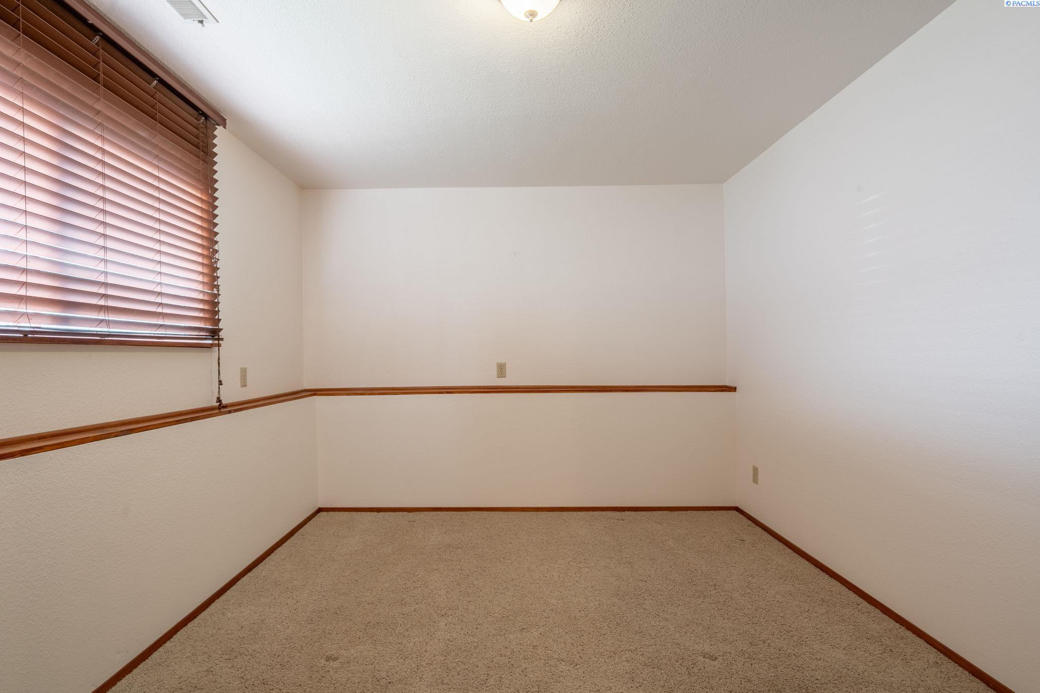 821 N 43rd Way Unit Lovely Pasco Location!