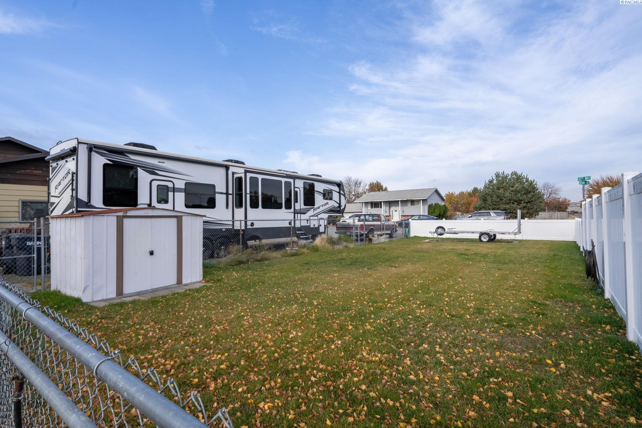 821 N 43rd Way Unit Lovely Pasco Location!