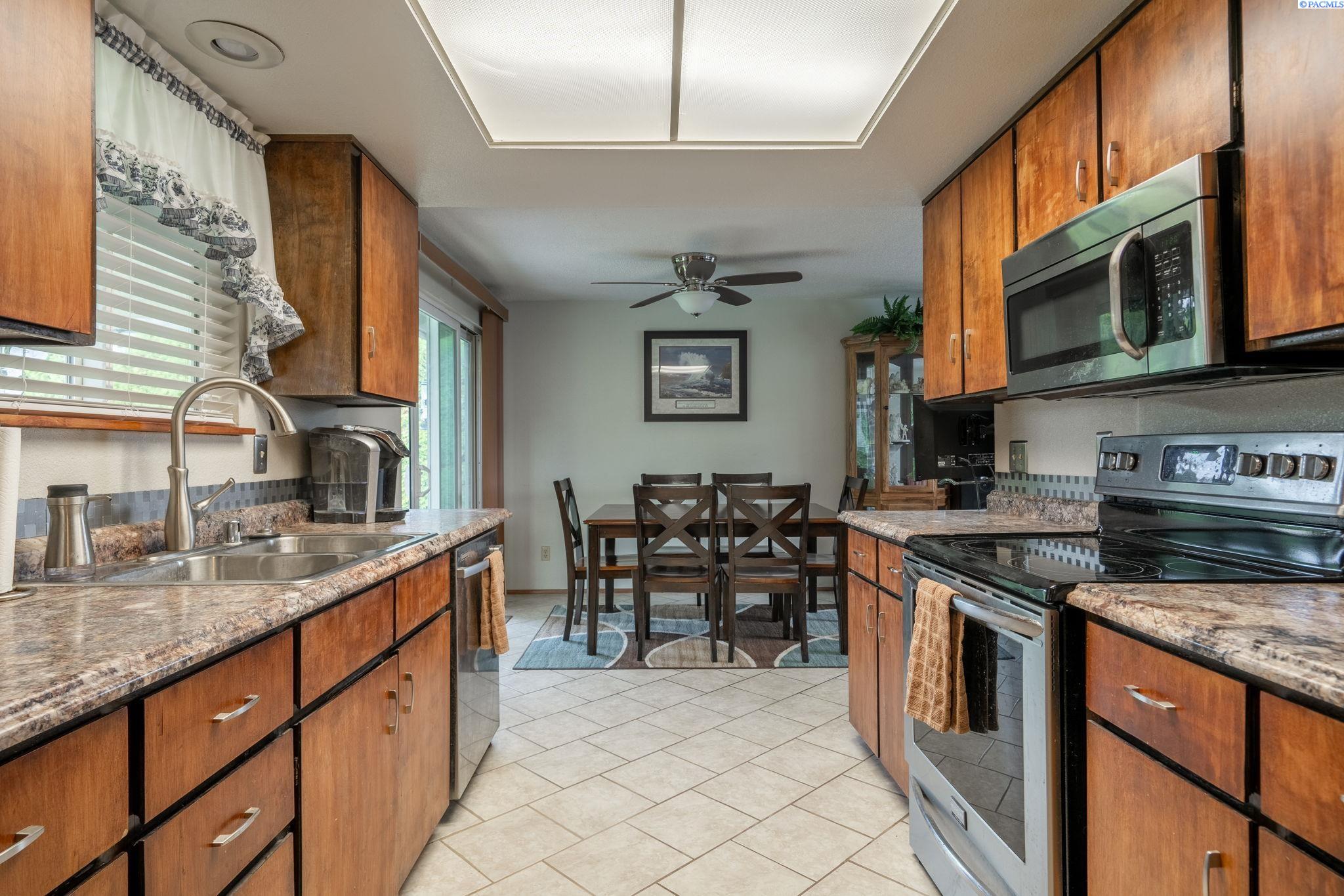 821 N 43rd Way Unit Lovely Pasco Location!