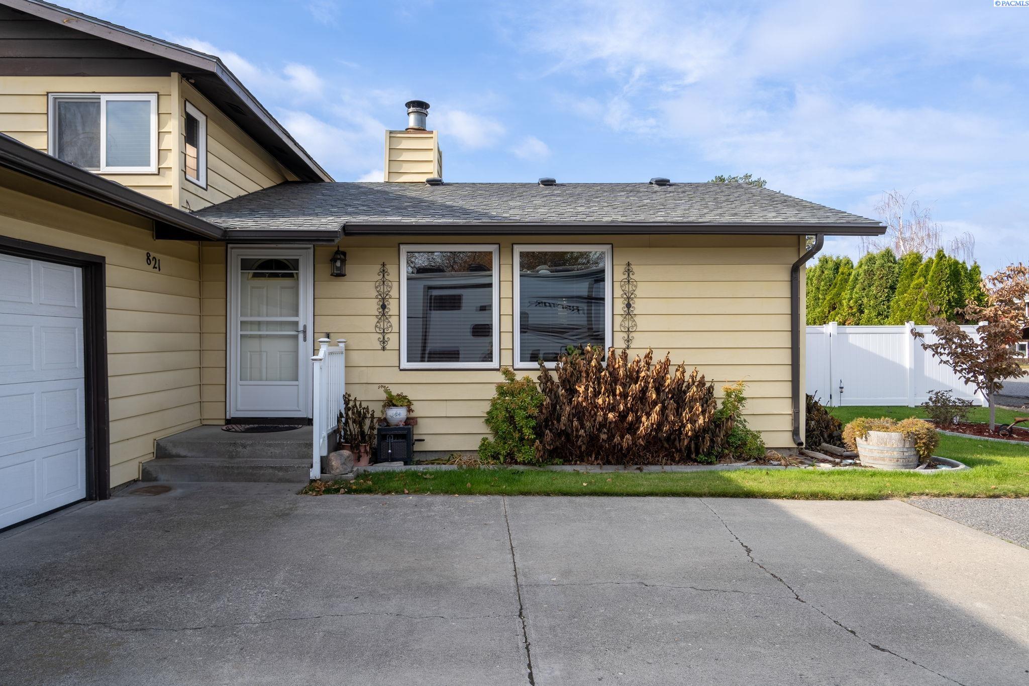 821 N 43rd Way Unit Lovely Pasco Location!