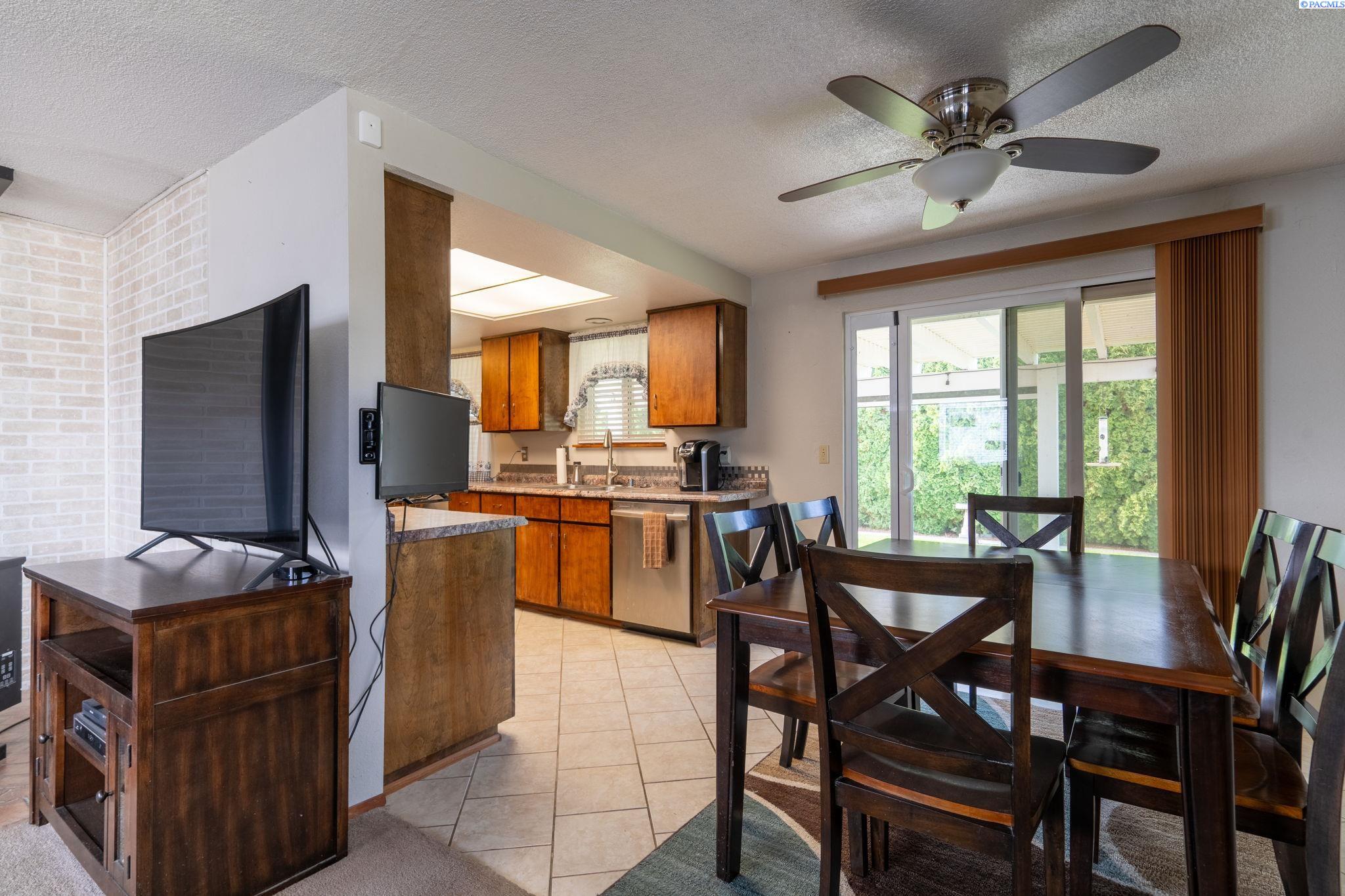 821 N 43rd Way Unit Lovely Pasco Location!