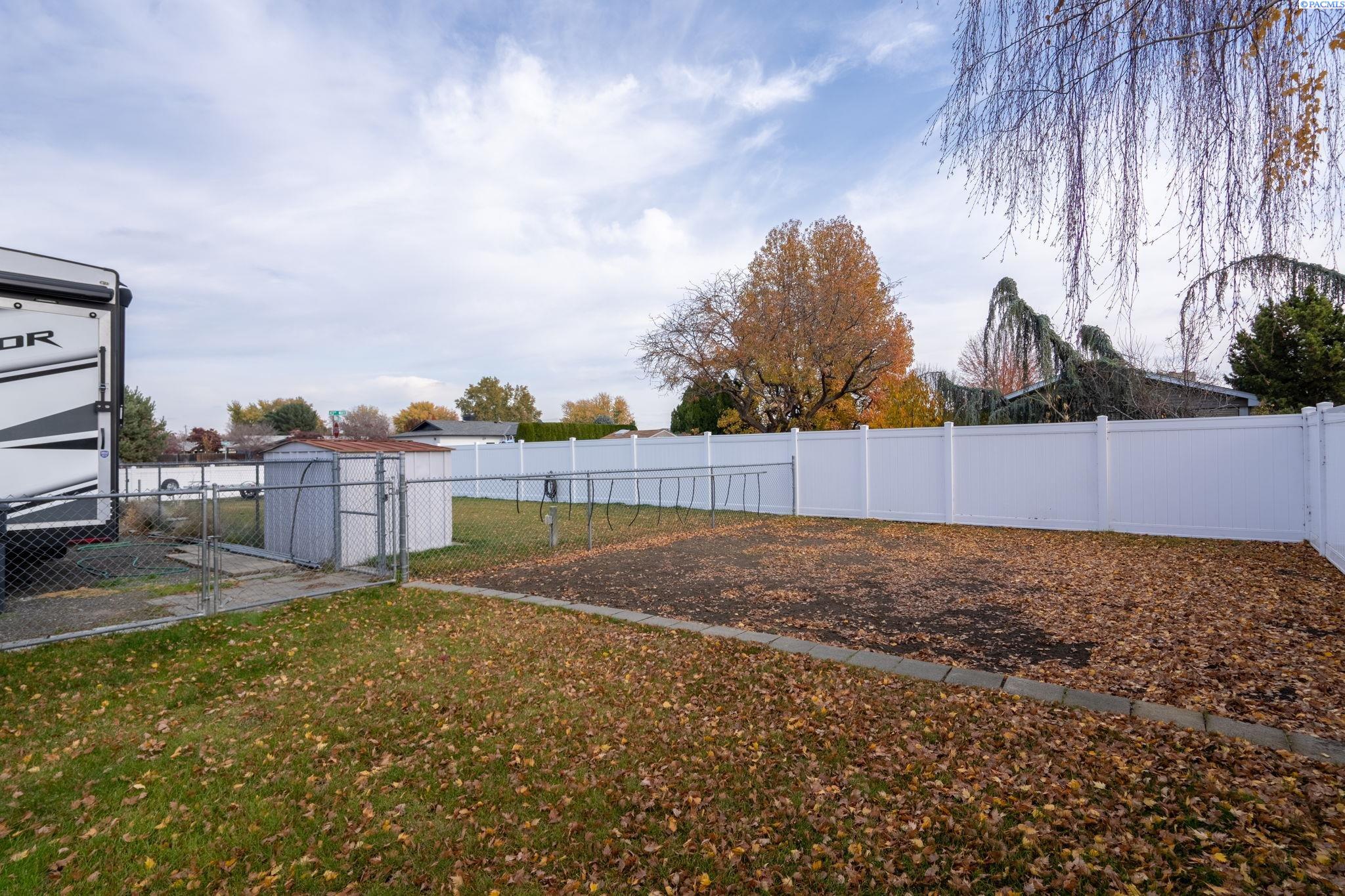 821 N 43rd Way Unit Lovely Pasco Location!