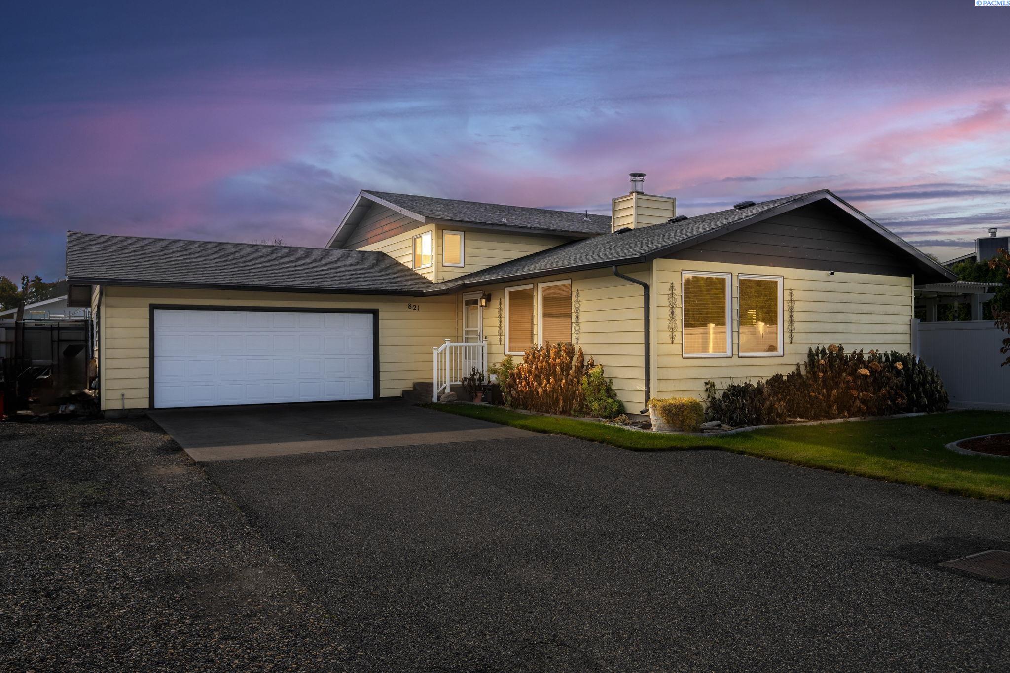 821 N 43rd Way Unit Lovely Pasco Location!