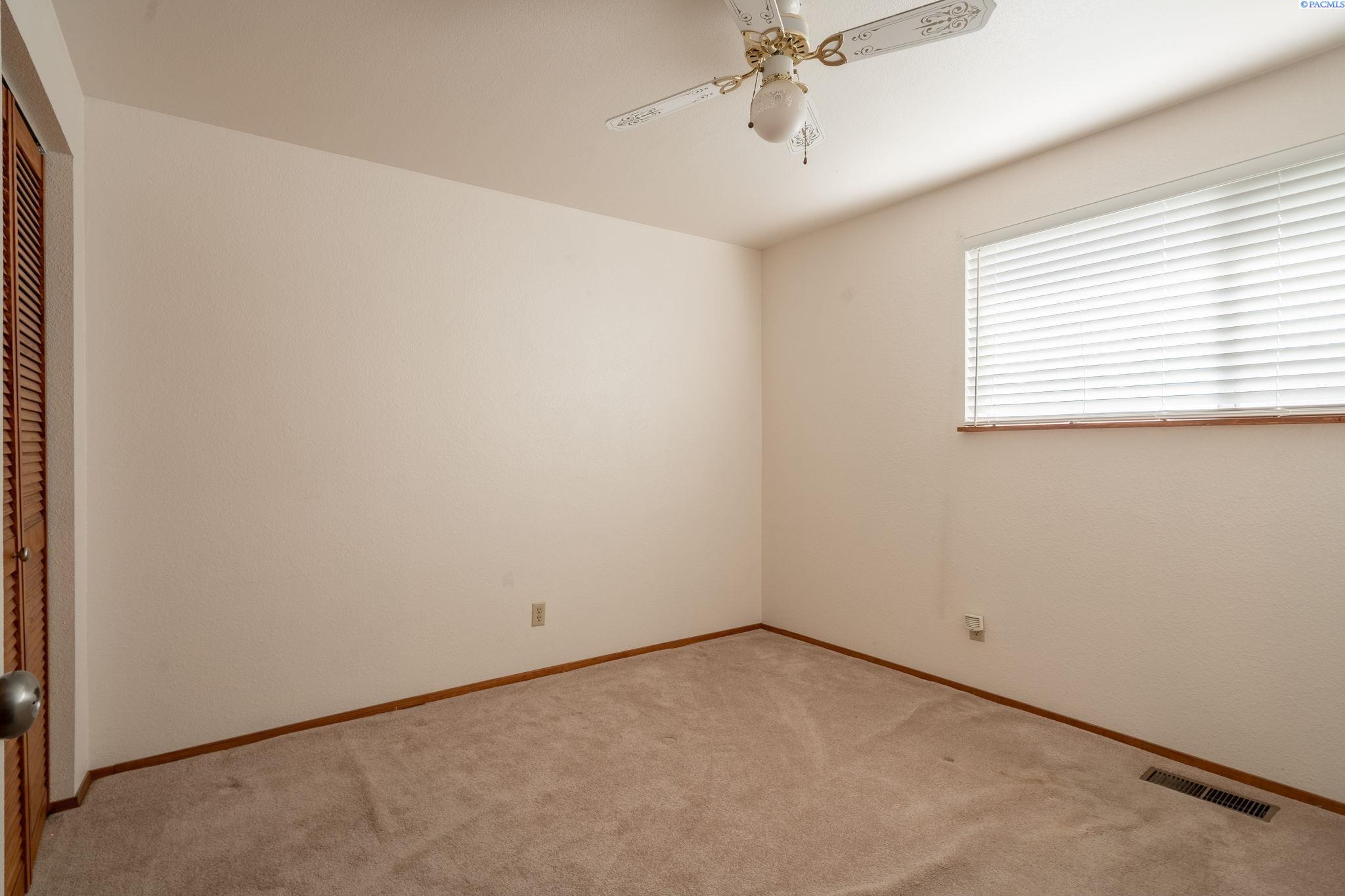 821 N 43rd Way Unit Lovely Pasco Location!