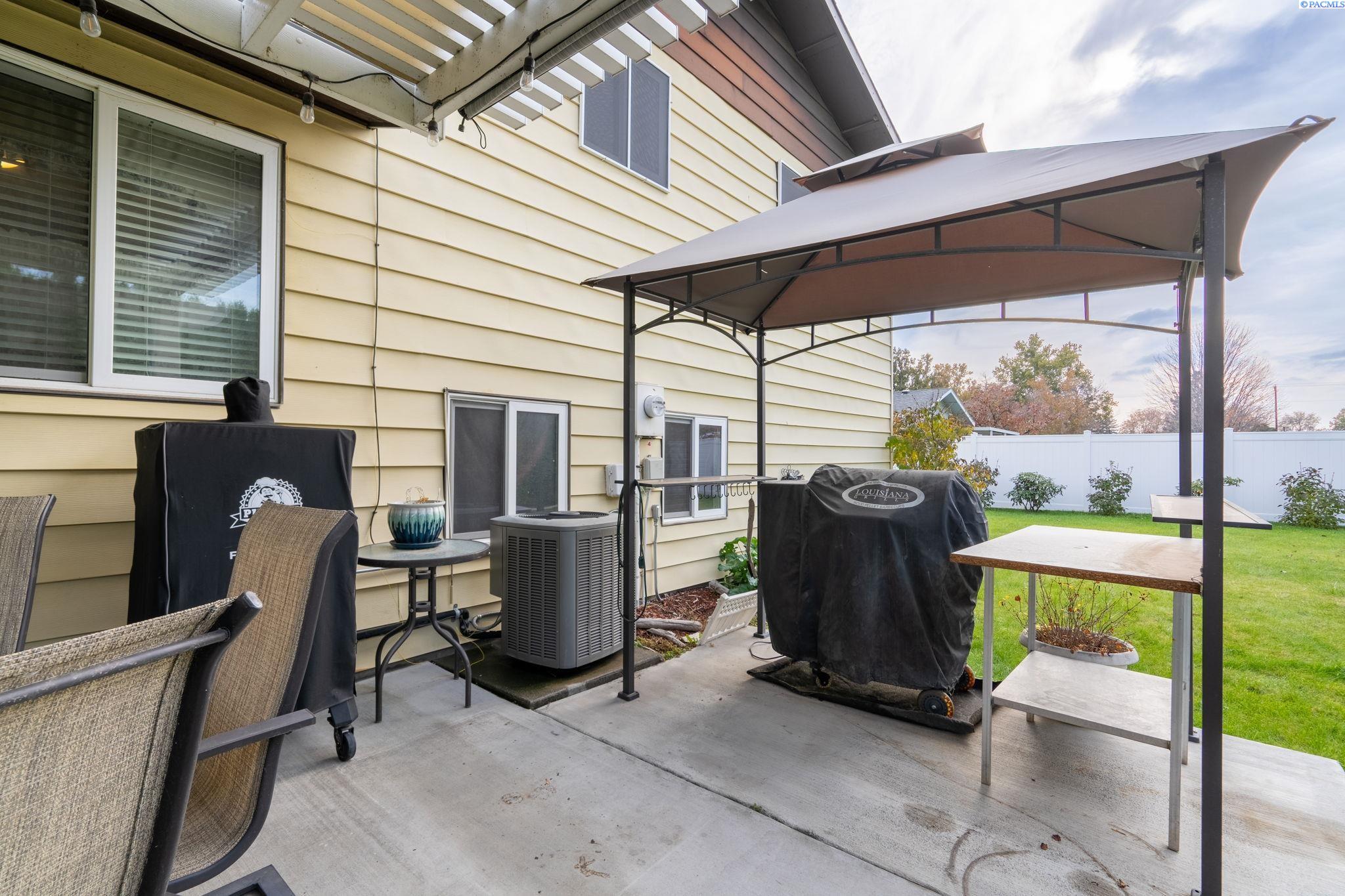 821 N 43rd Way Unit Lovely Pasco Location!