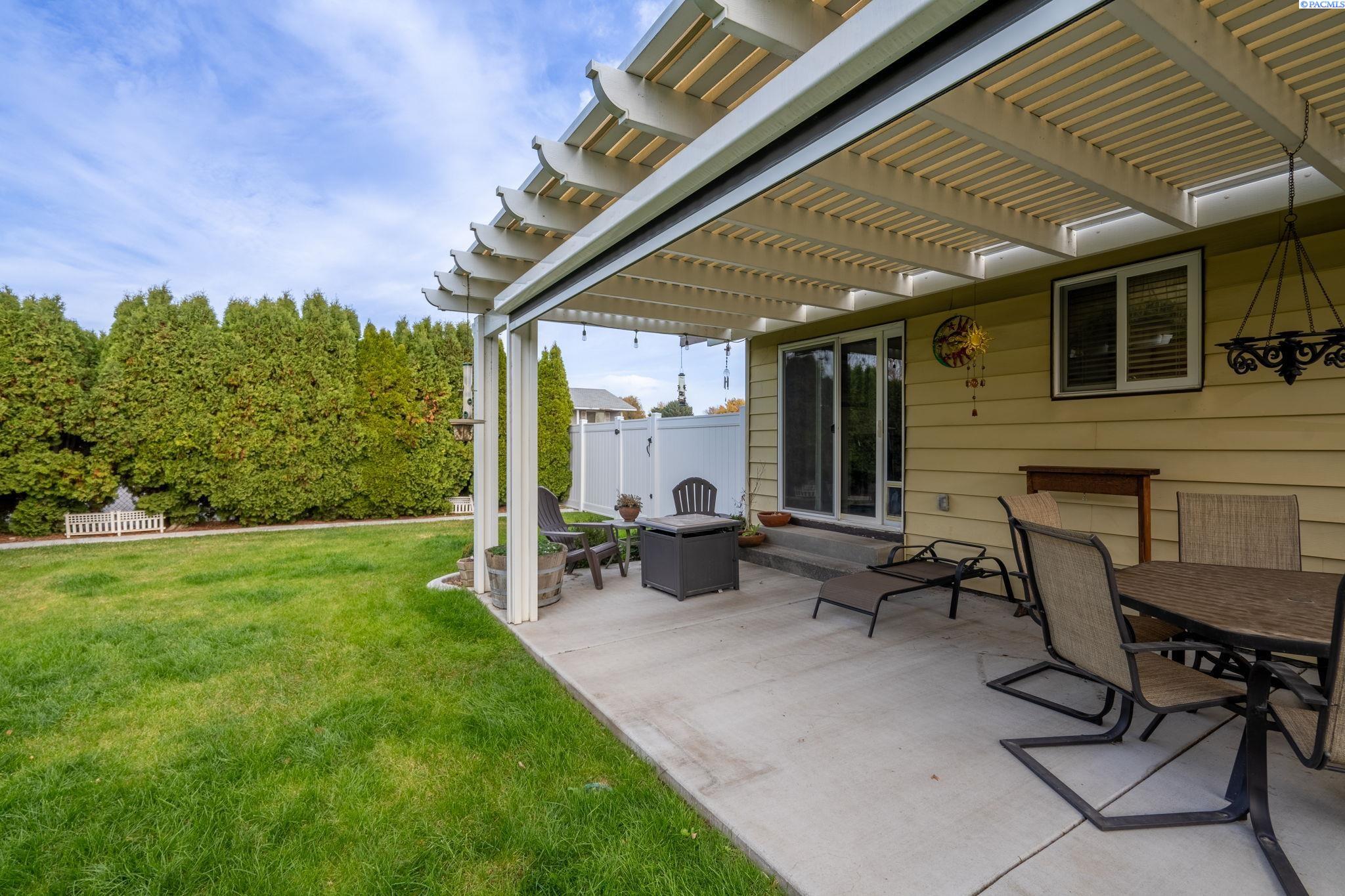 821 N 43rd Way Unit Lovely Pasco Location!