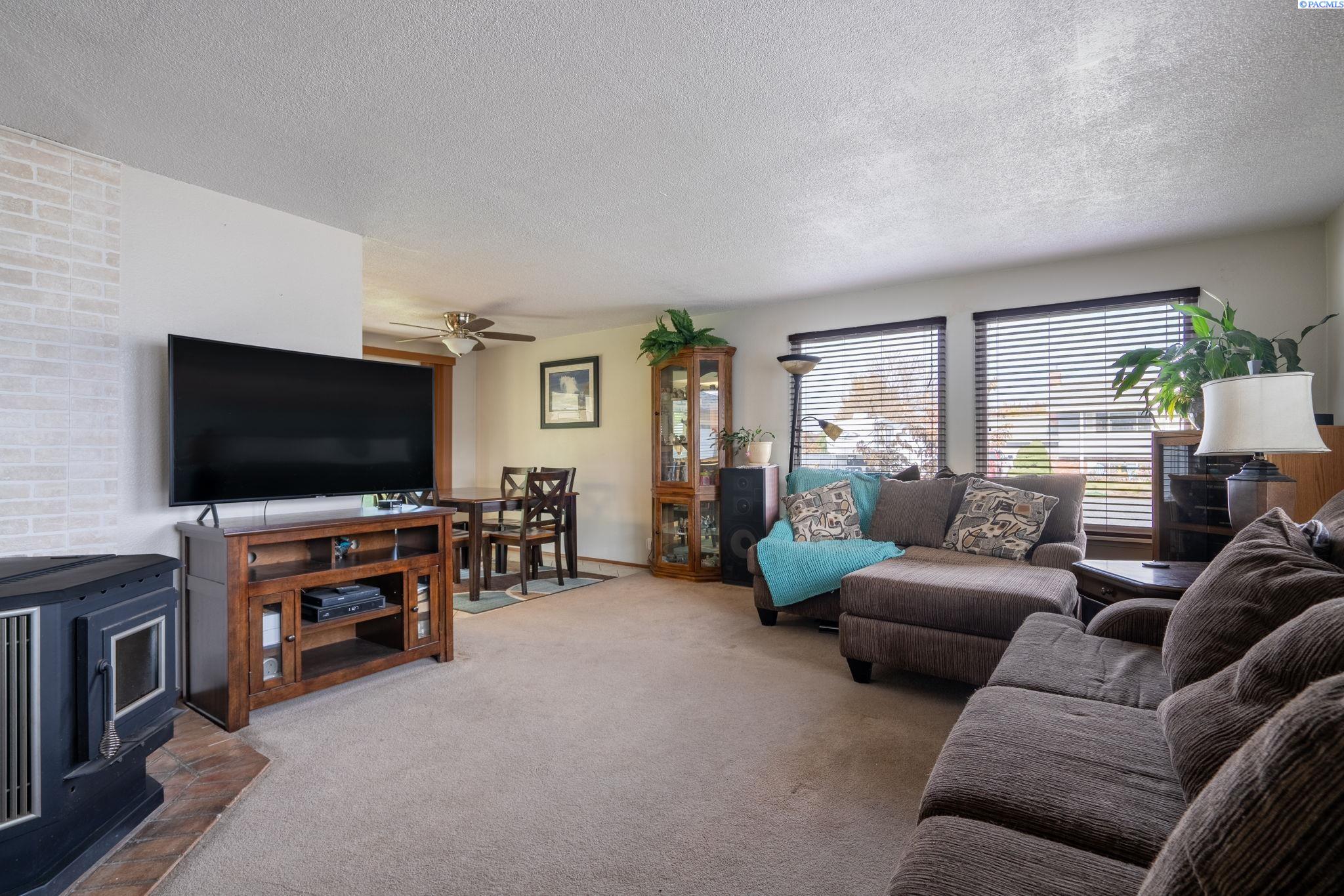 821 N 43rd Way Unit Lovely Pasco Location!