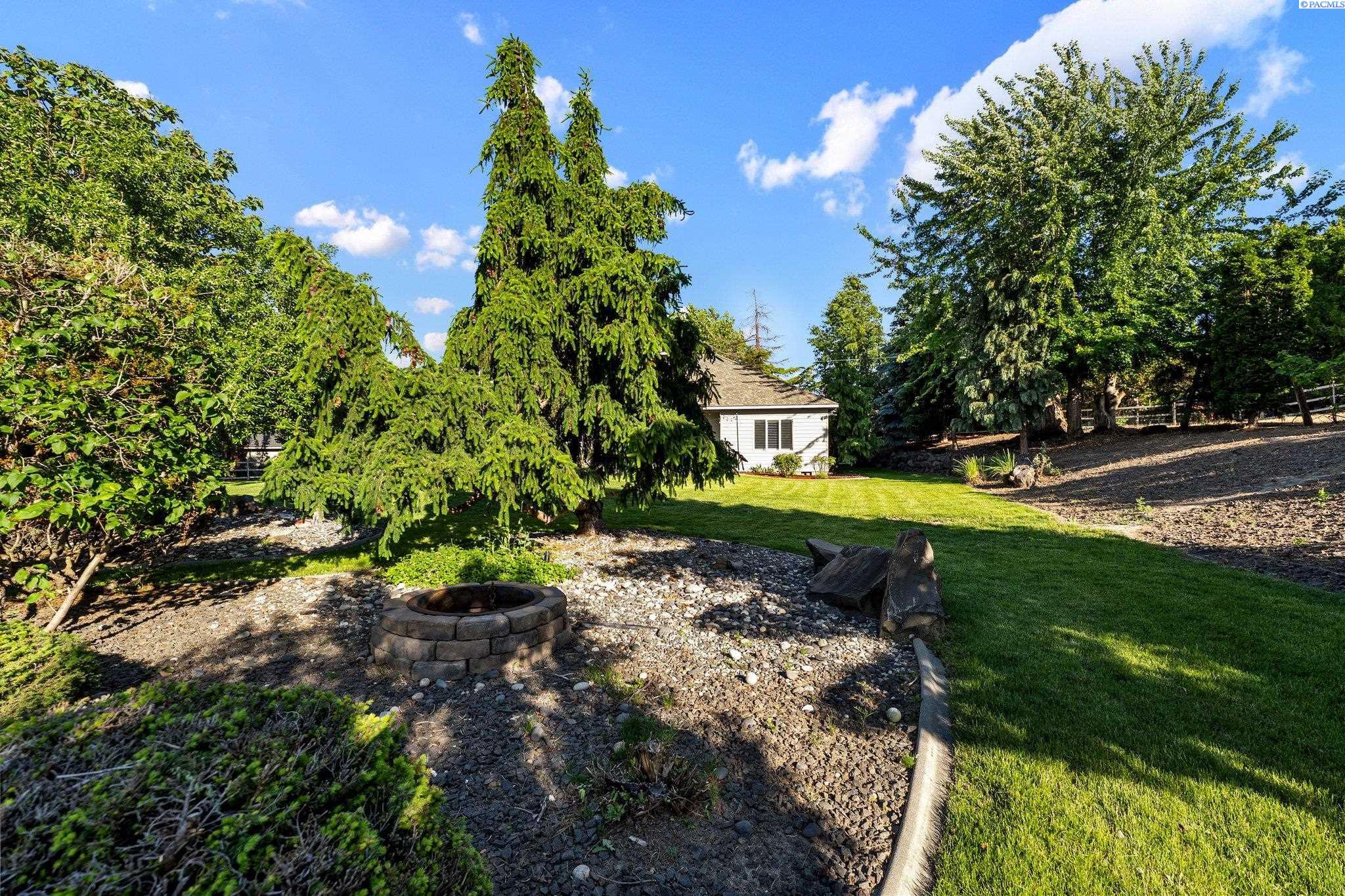 1005 Country Ct