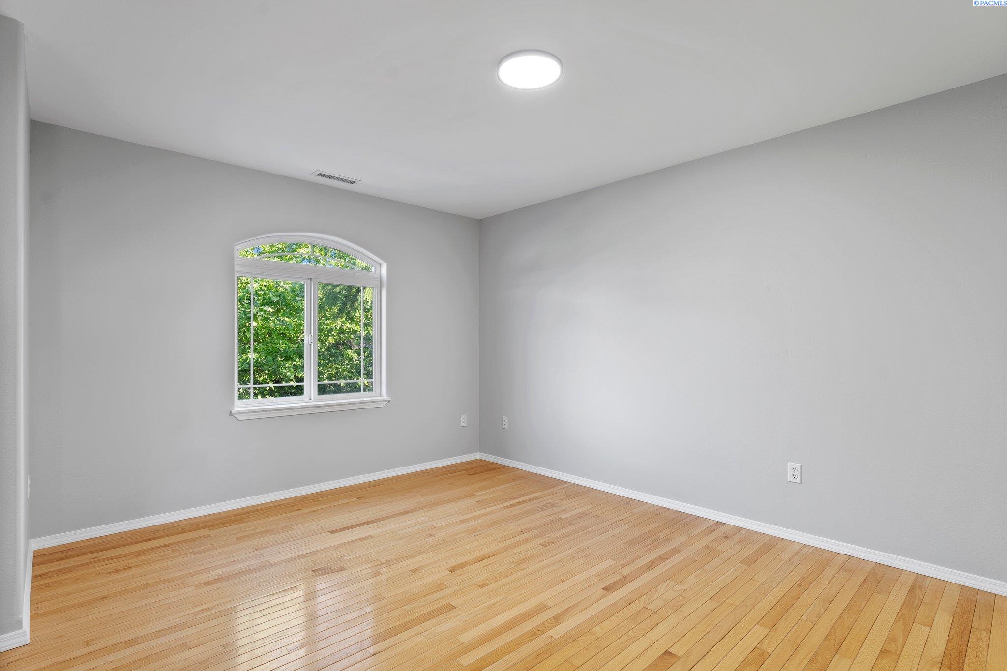 1005 Country Ct
