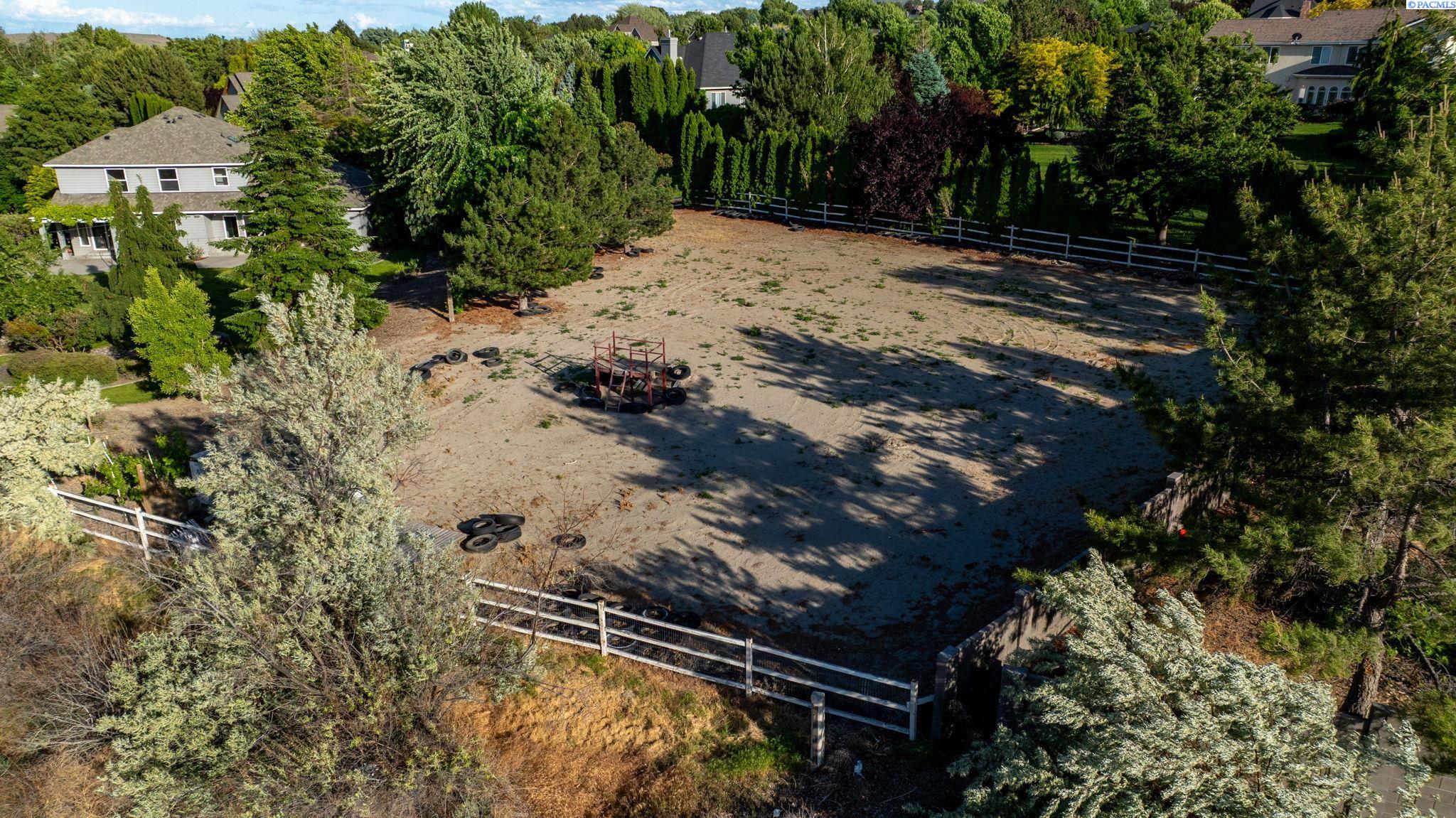 1005 Country Ct