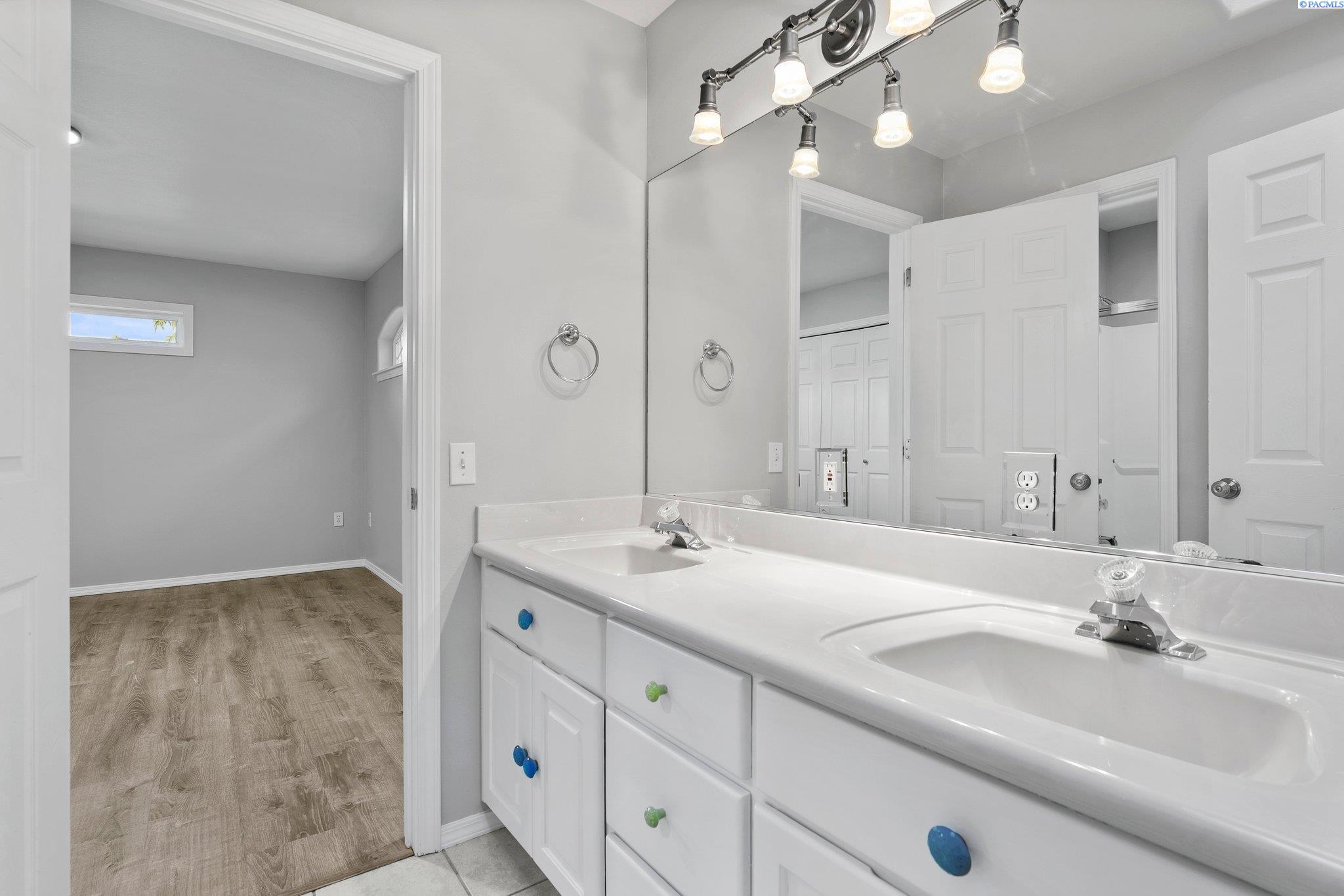 1005 Country Ct