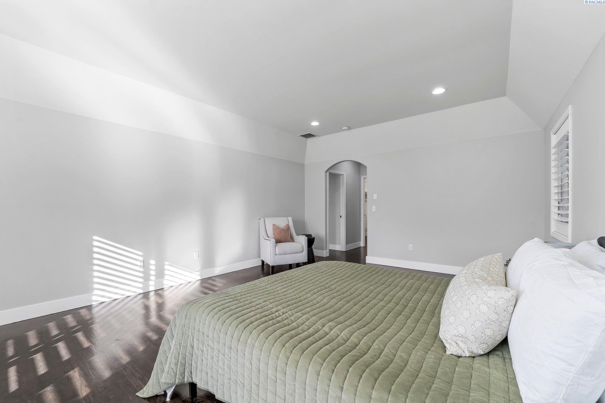 1005 Country Ct
