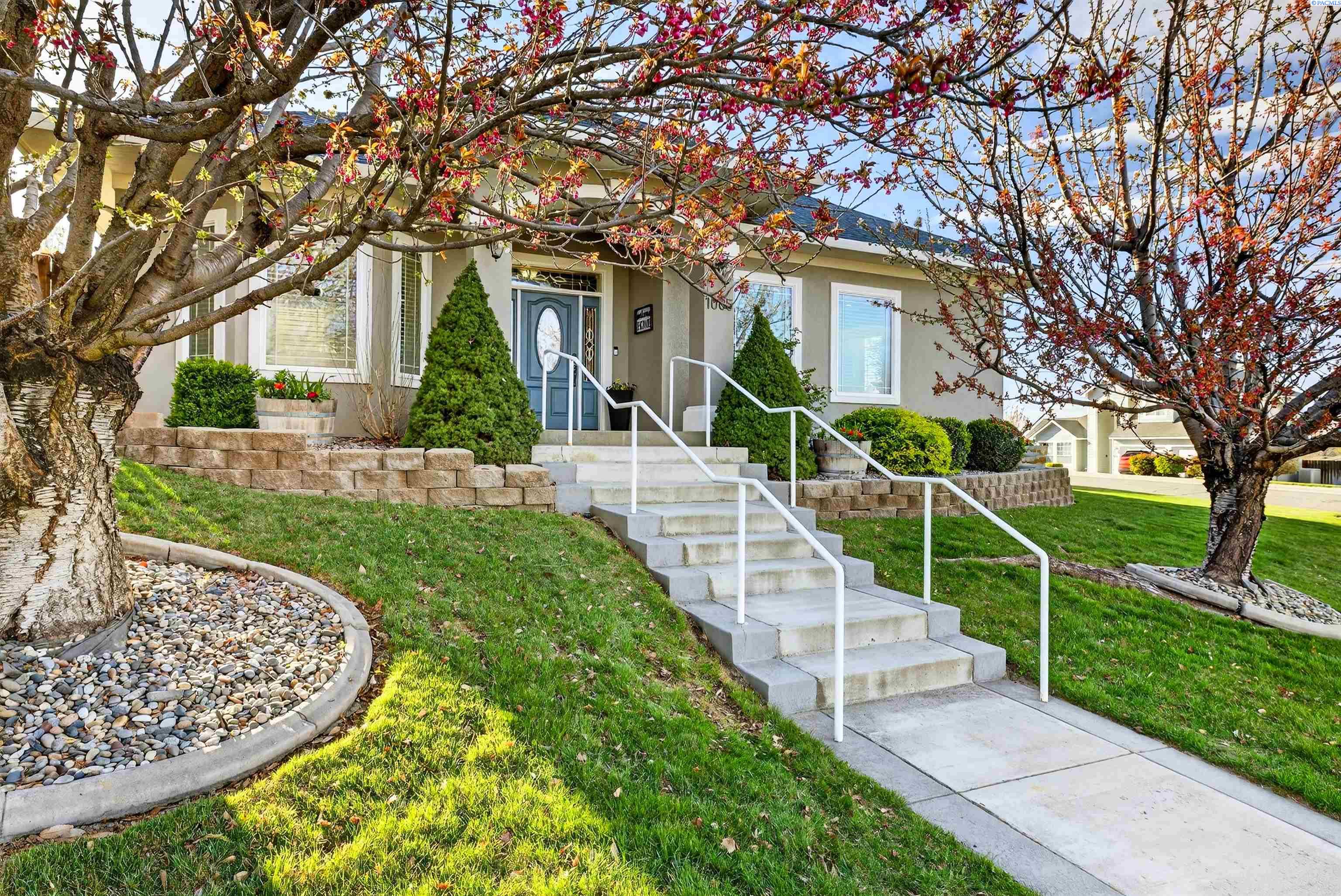 1005 Moonstone