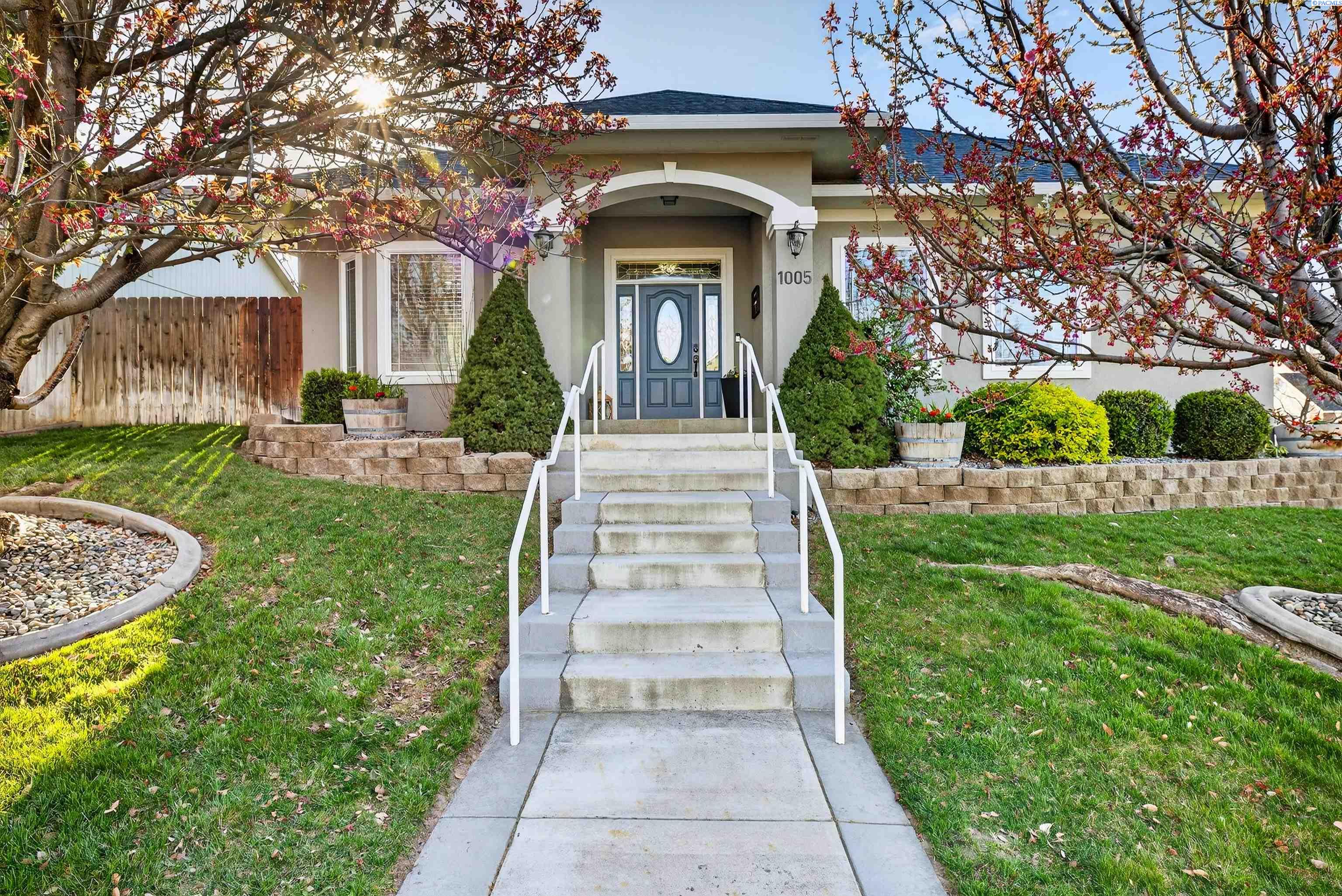 1005 Moonstone