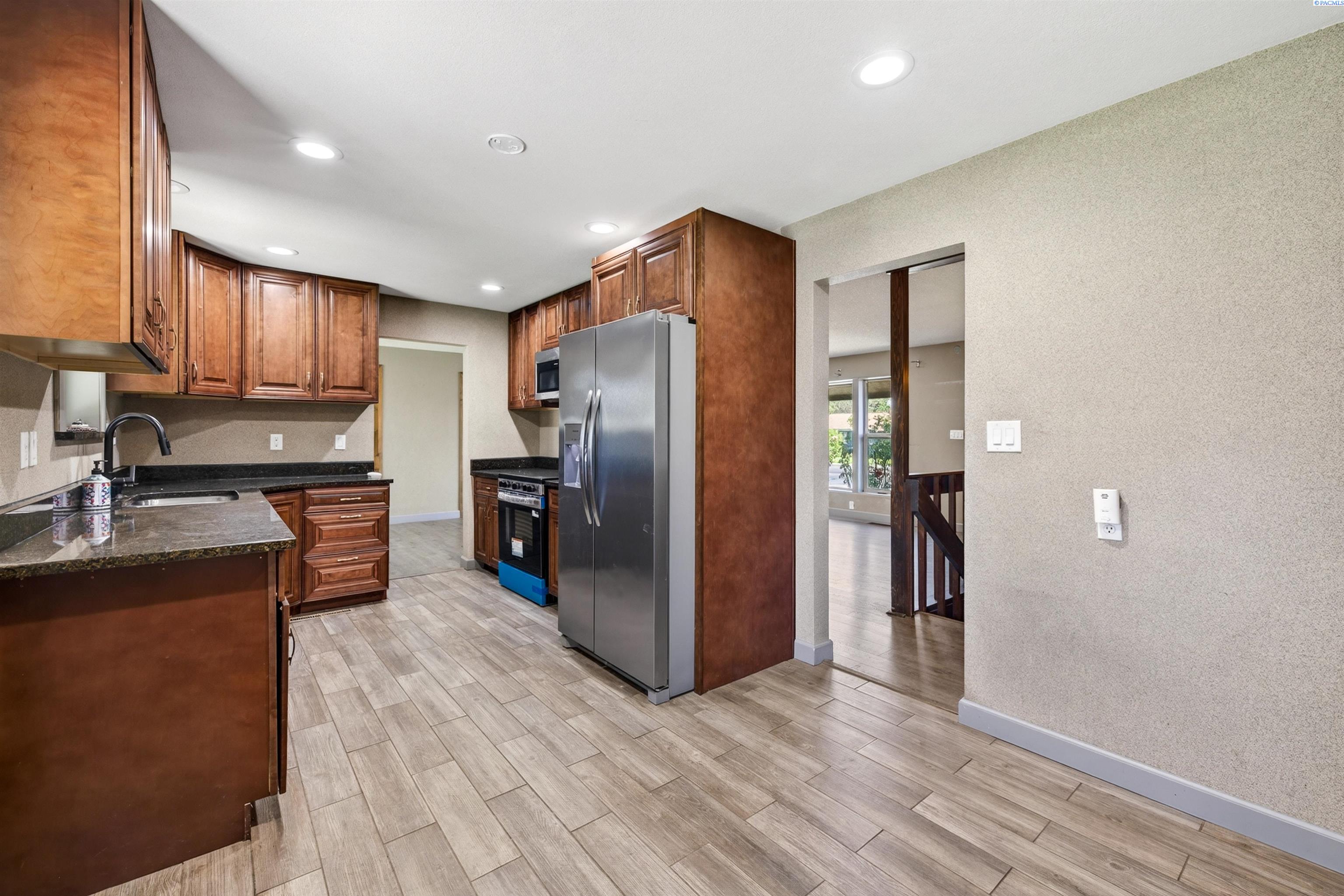 411 W 27th Ave