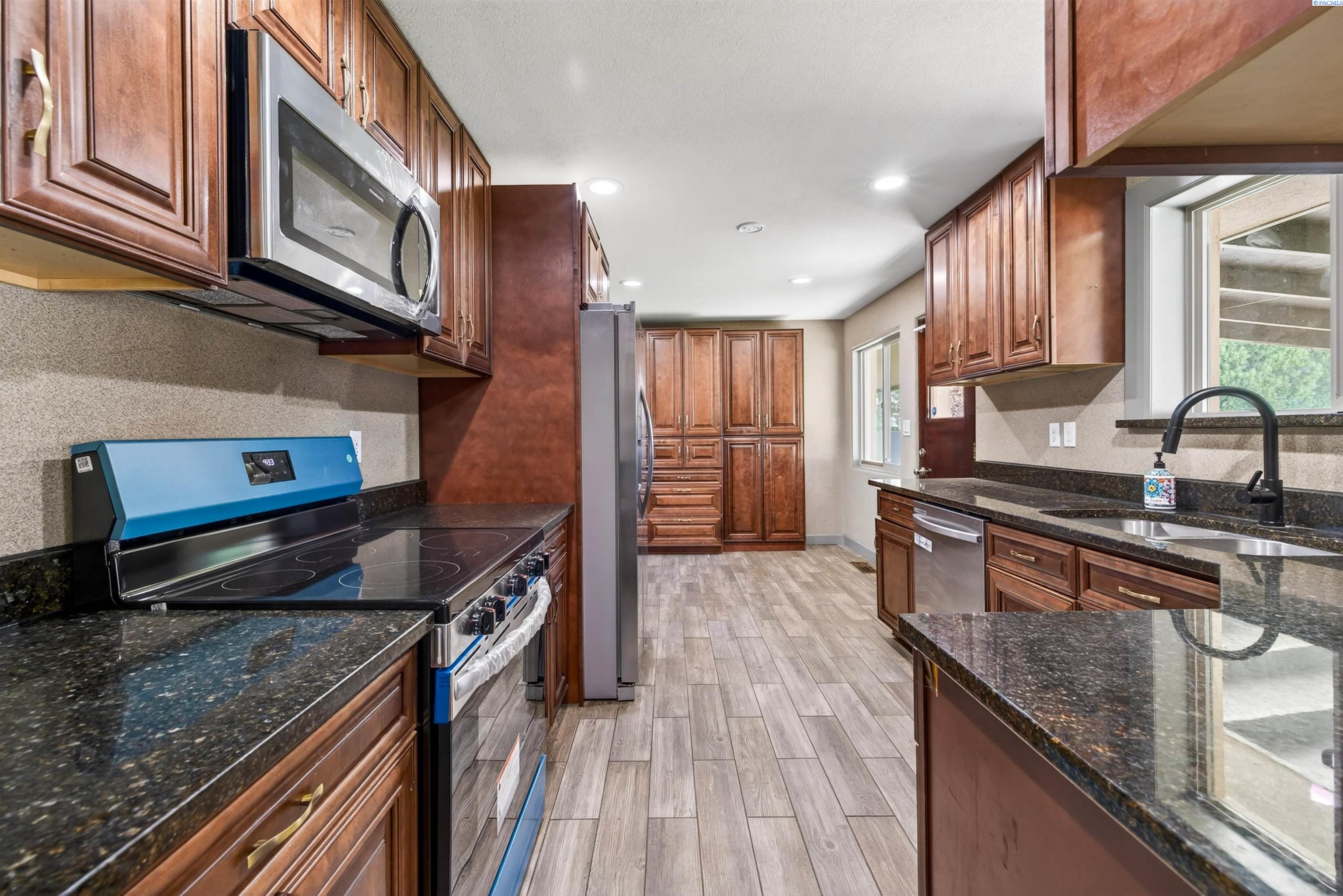 411 W 27th Ave