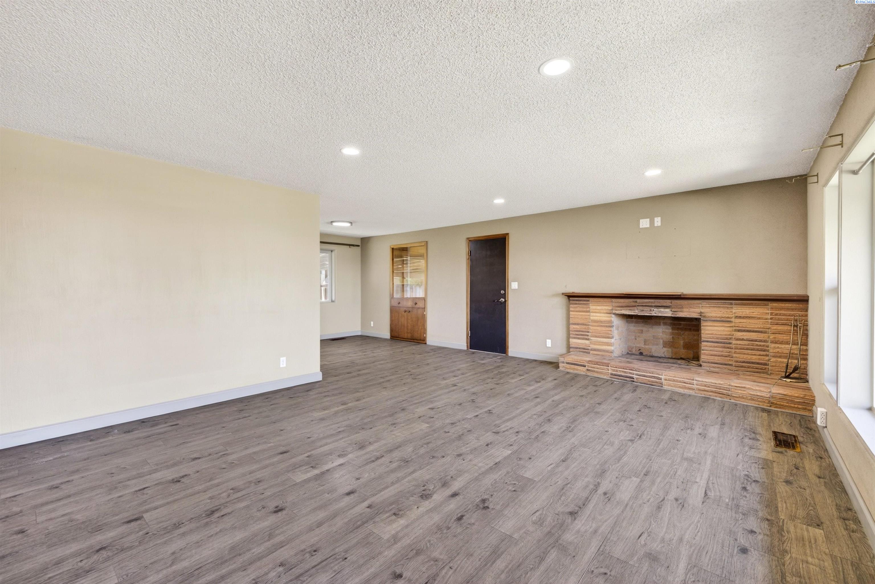 411 W 27th Ave
