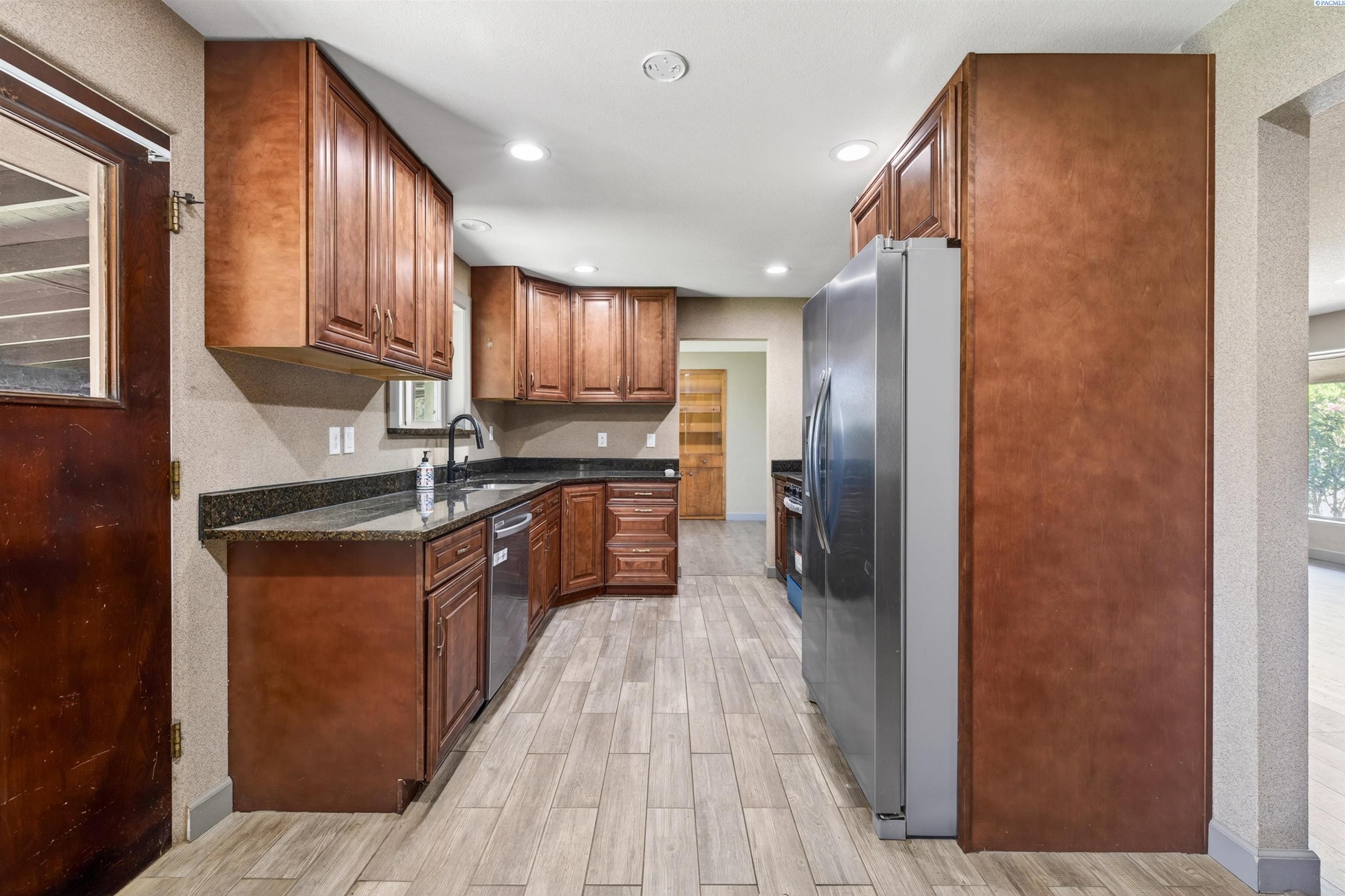 411 W 27th Ave