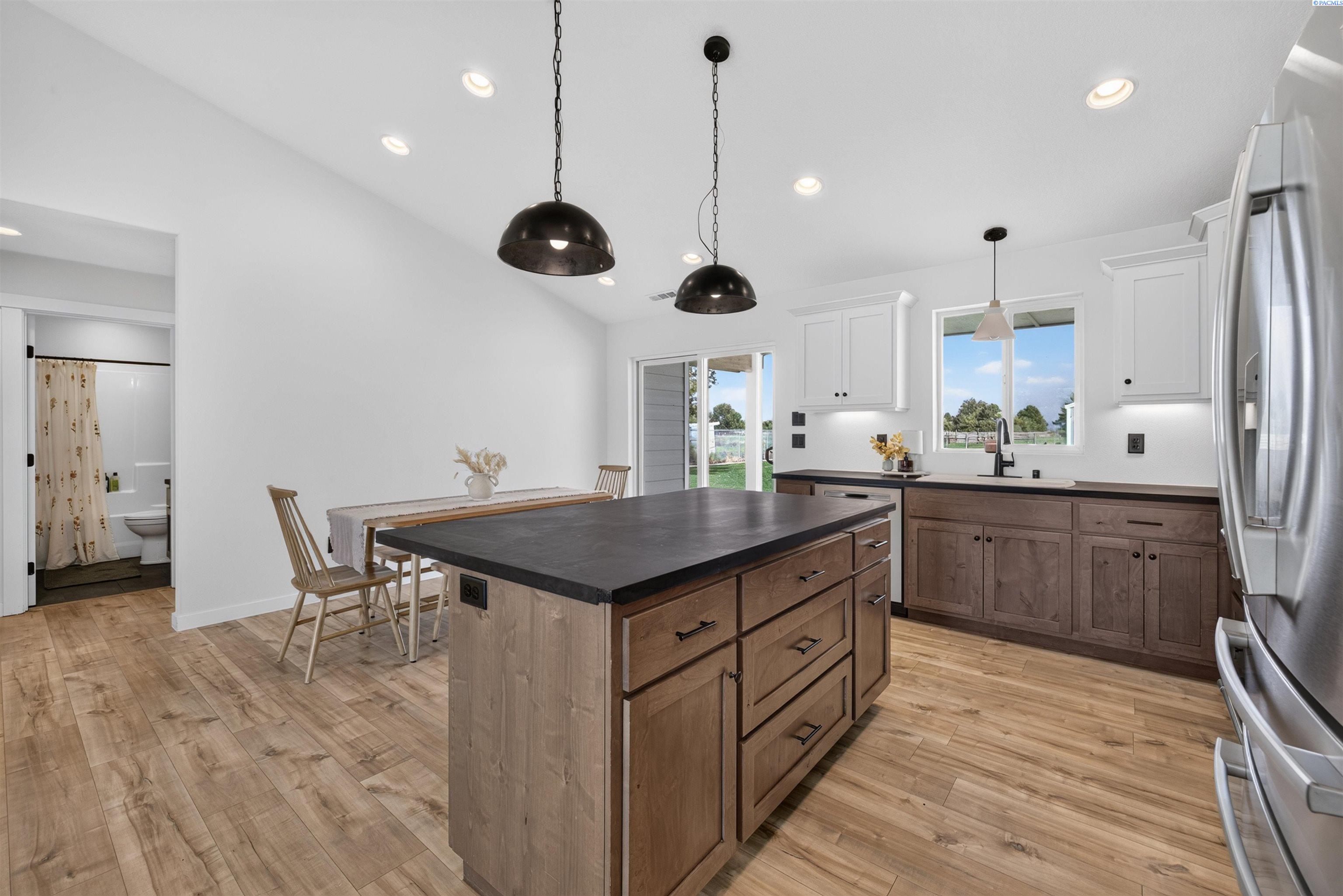 2467 Hanson Loop