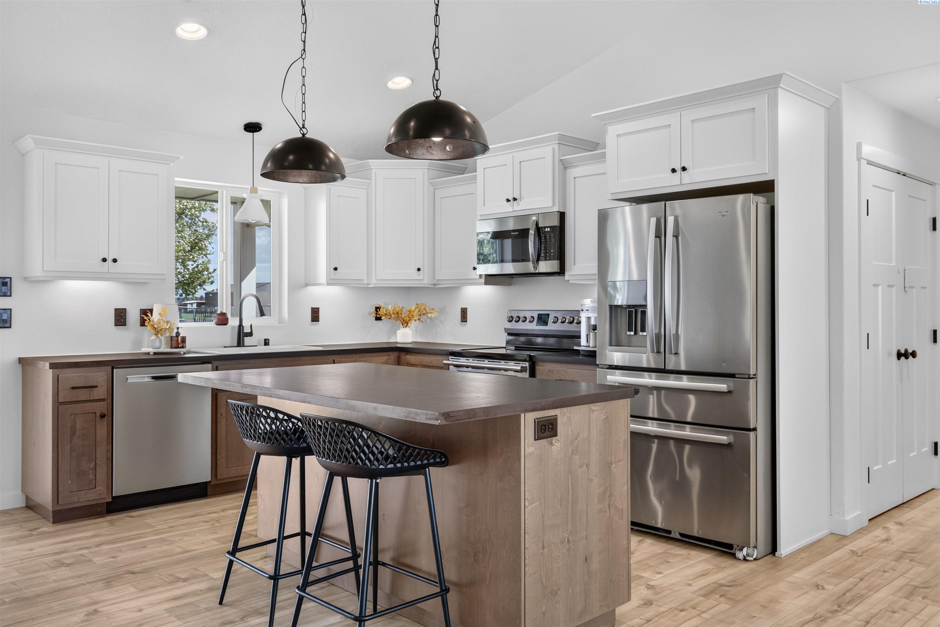 2467 Hanson Loop
