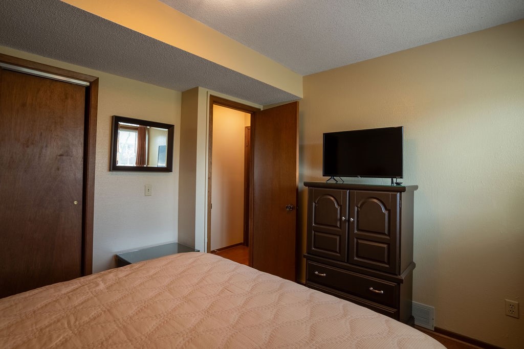 1724 E Lacona Avenue