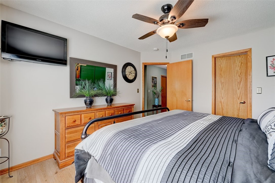 555 SE Laurel Street 2