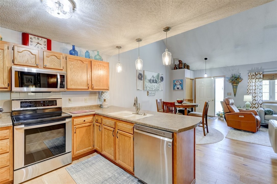 555 SE Laurel Street 2