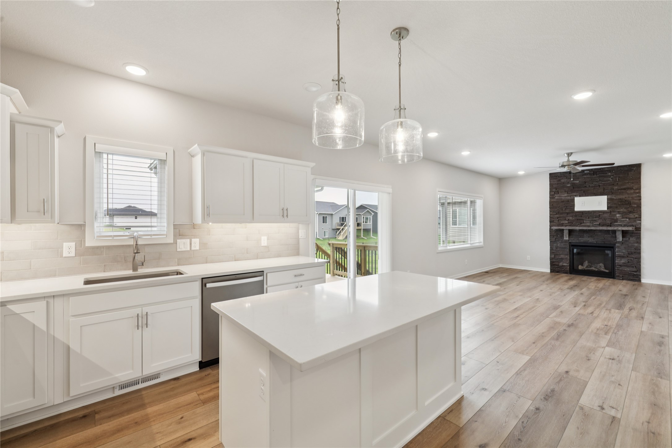 885 NW Sandy Hollow Circle