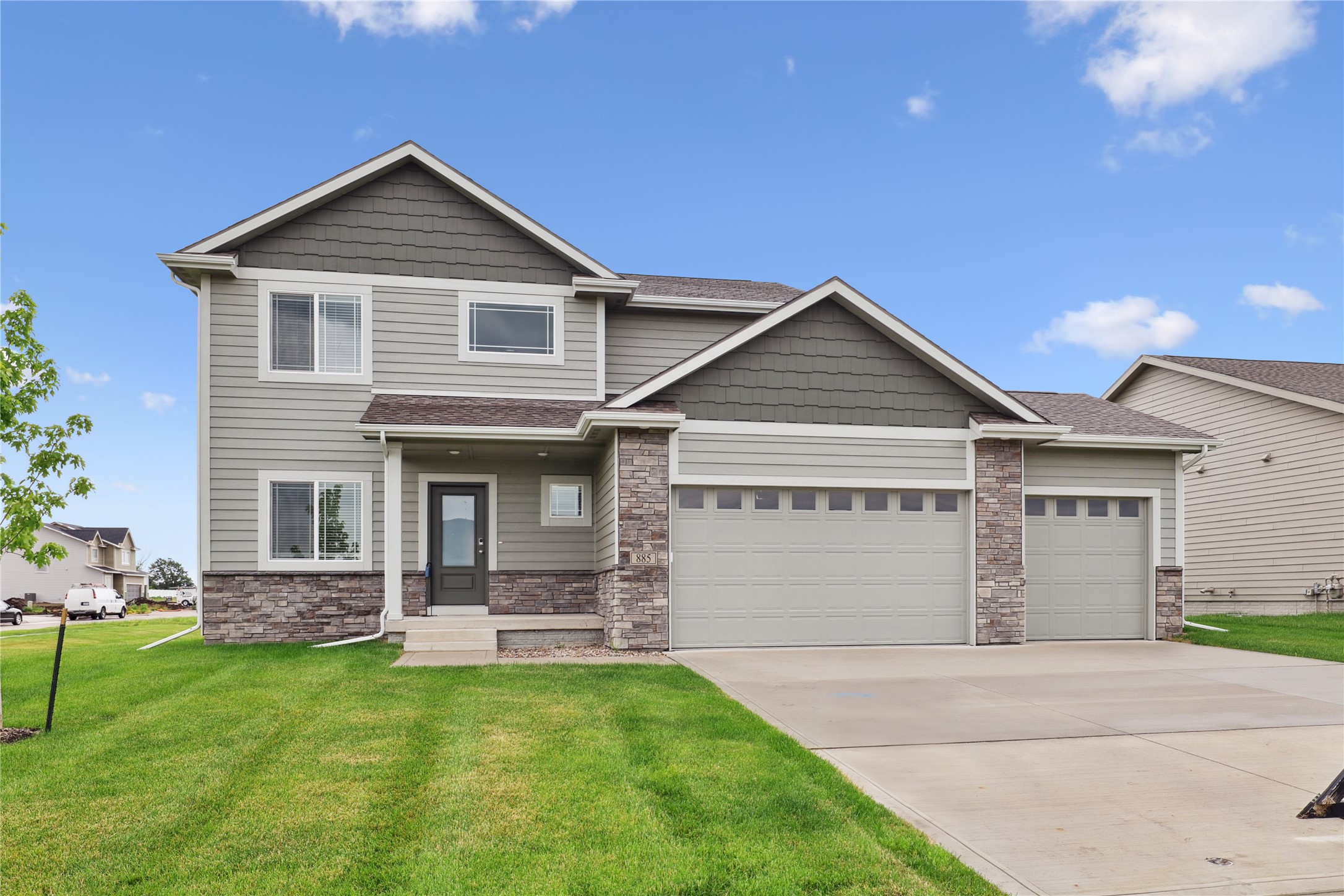 885 NW Sandy Hollow Circle