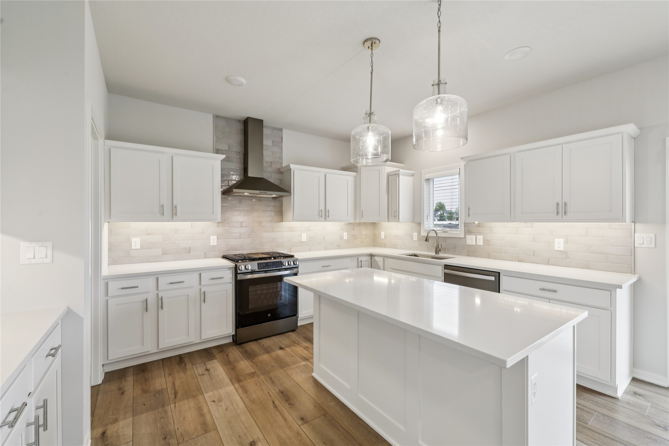 885 NW Sandy Hollow Circle