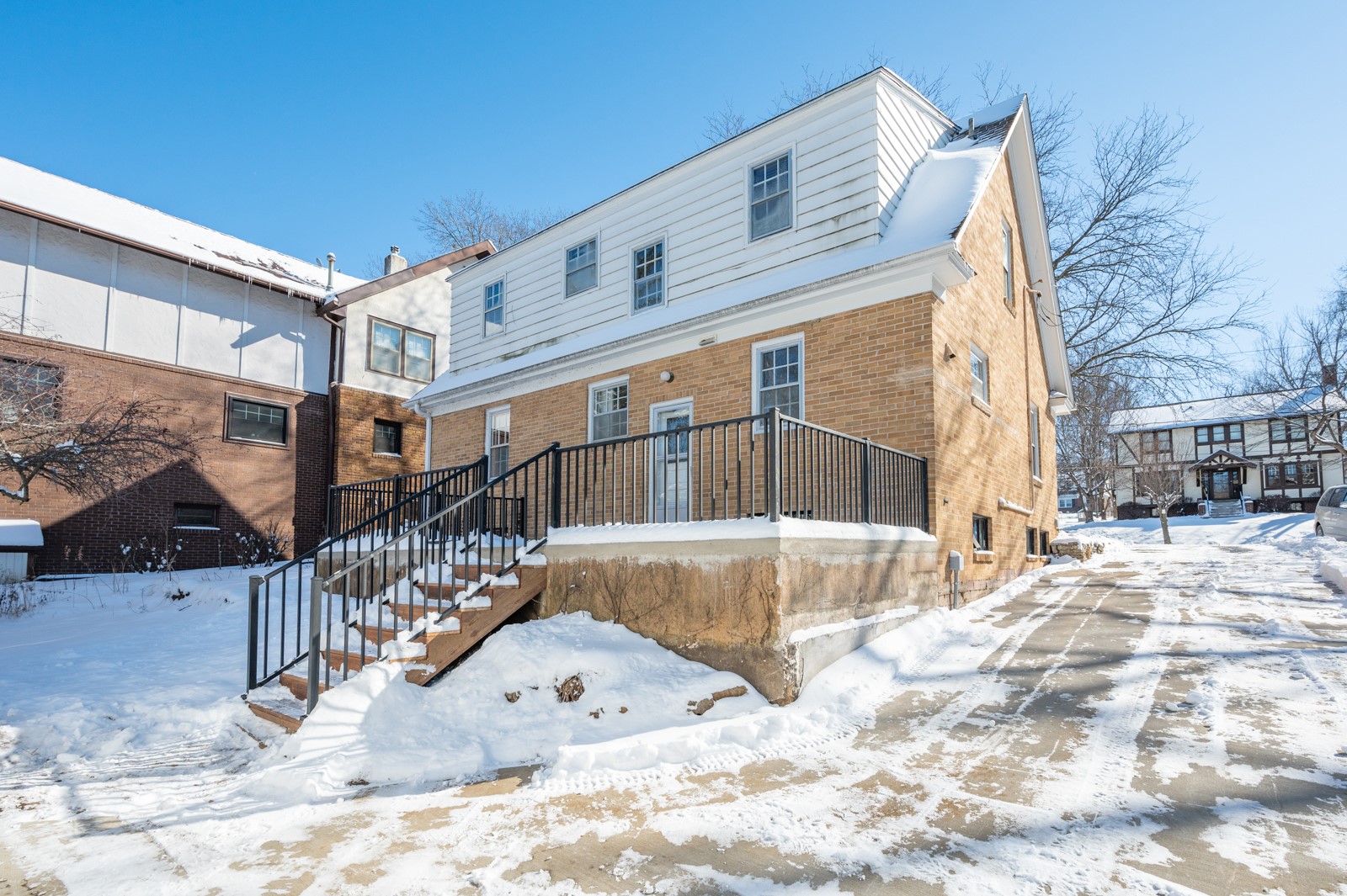 5823 Waterbury Circle