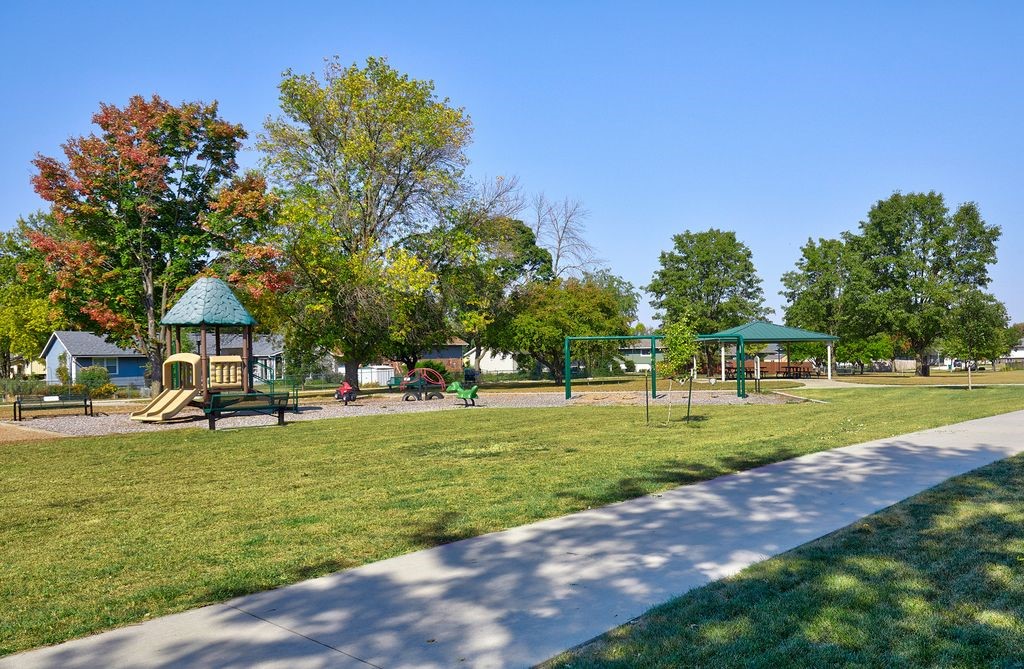 302 NW Stratford Lane