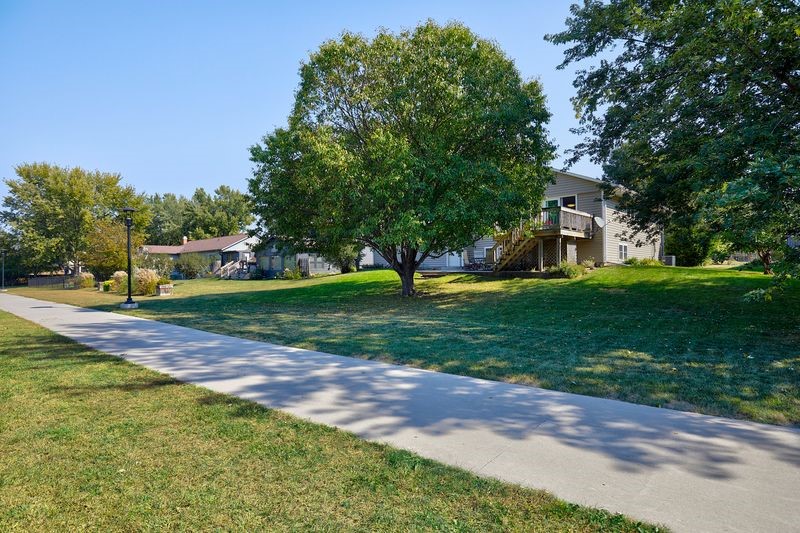 302 NW Stratford Lane