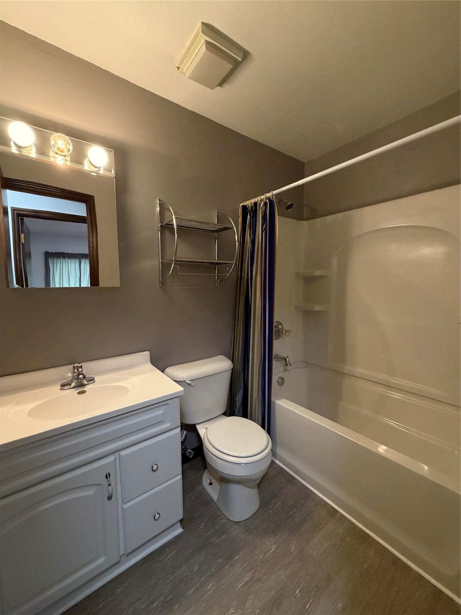 302 NW Stratford Lane