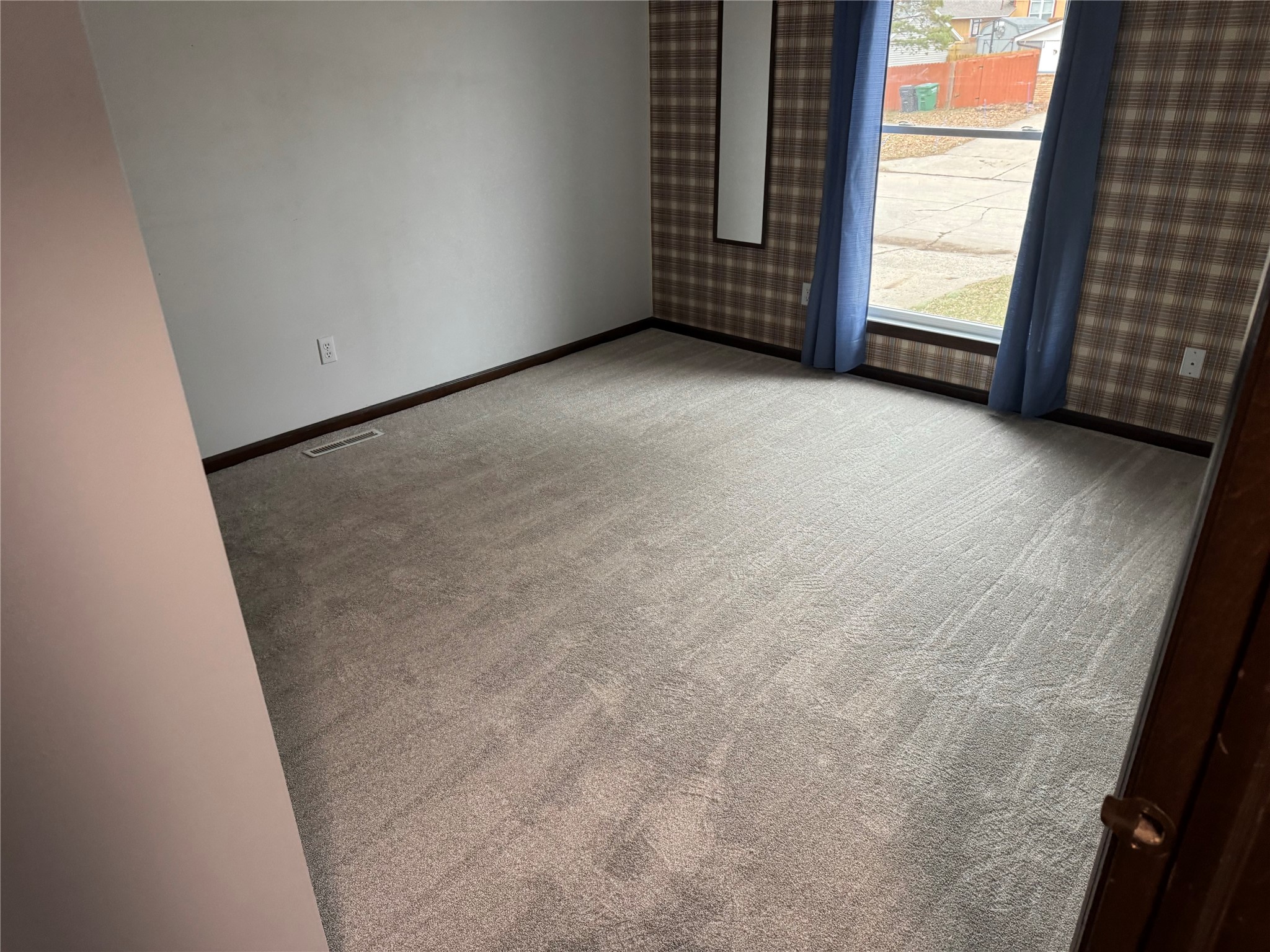 302 NW Stratford Lane