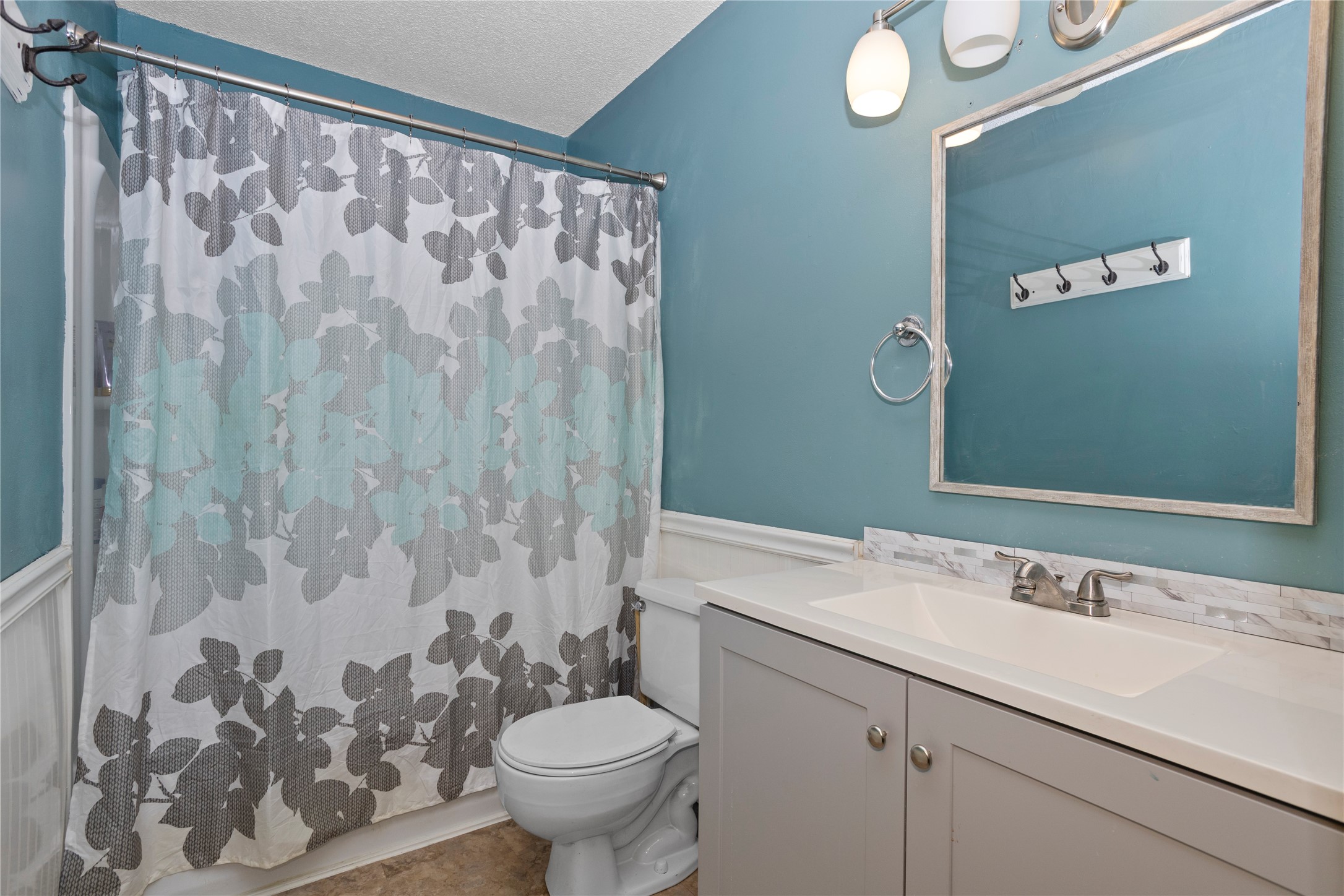 214 NW Bayberry Lane