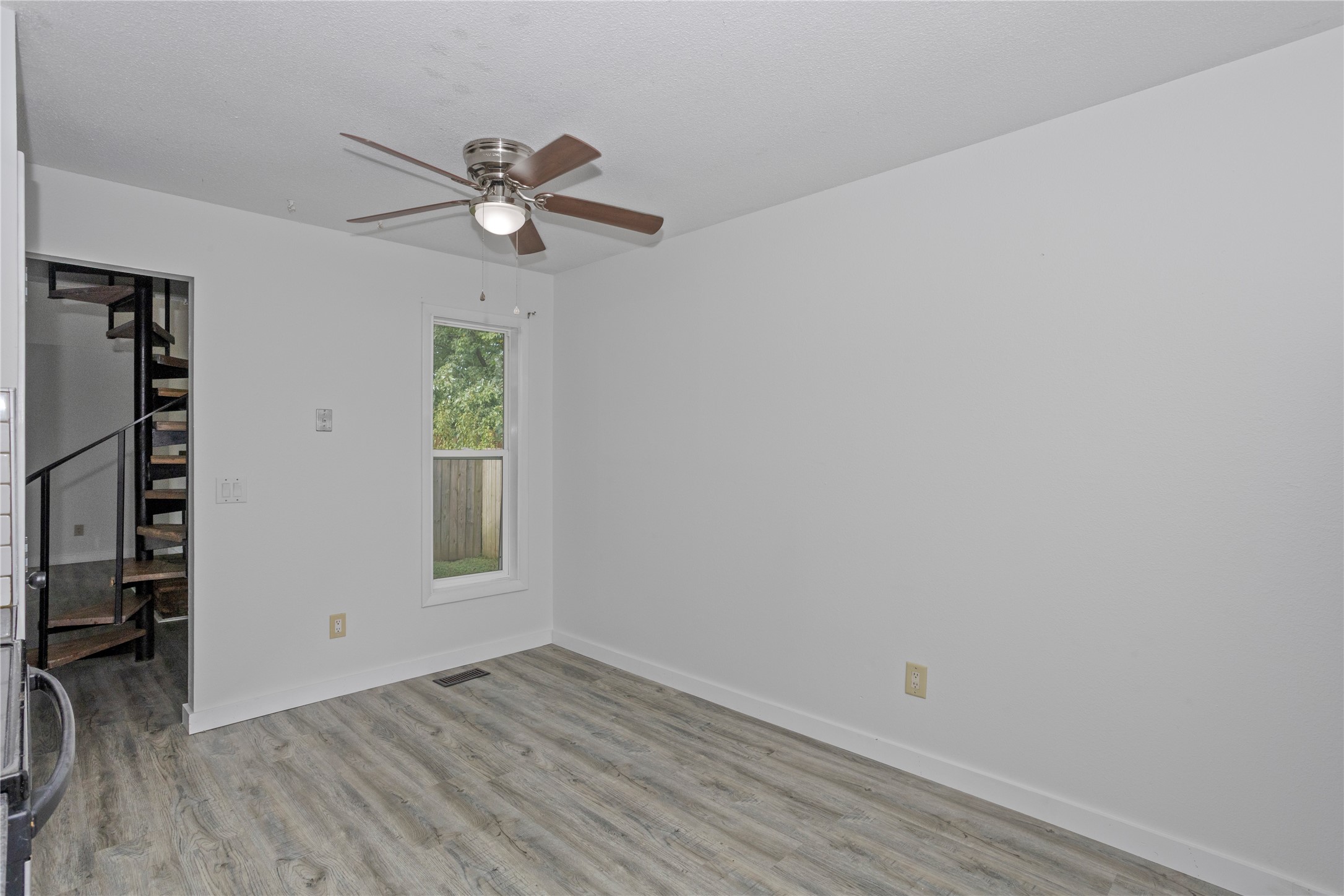 724 Knolls Court