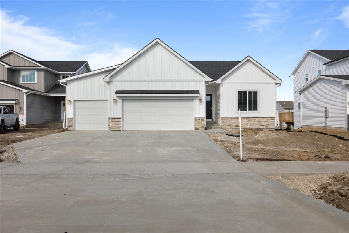 305 NW Lavelle Court