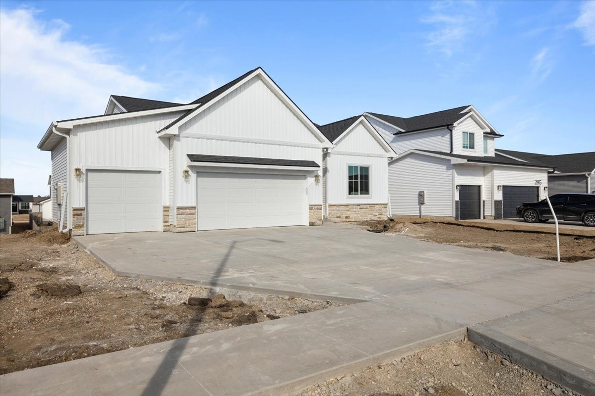305 NW Lavelle Court