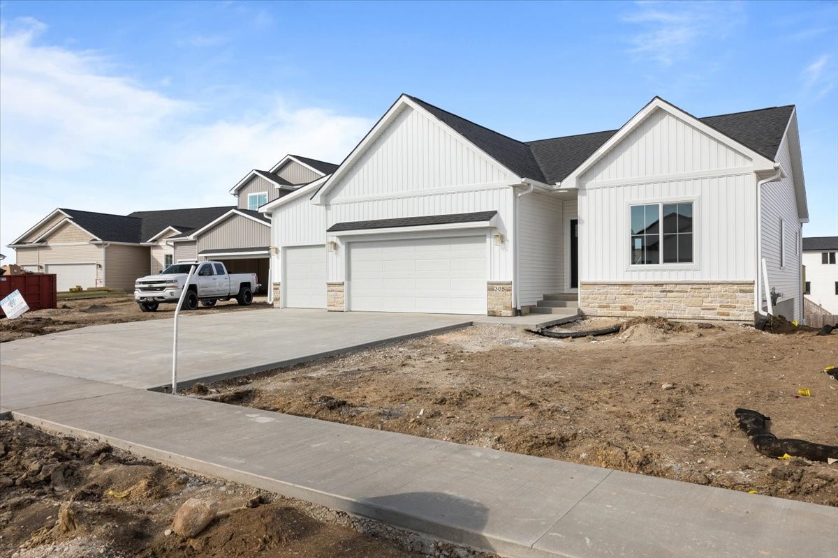 305 NW Lavelle Court