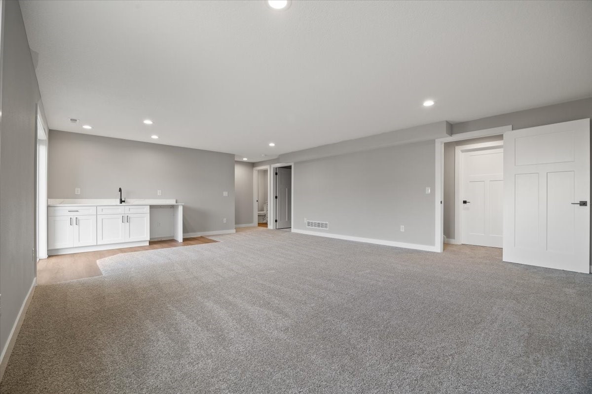 305 NW Lavelle Court