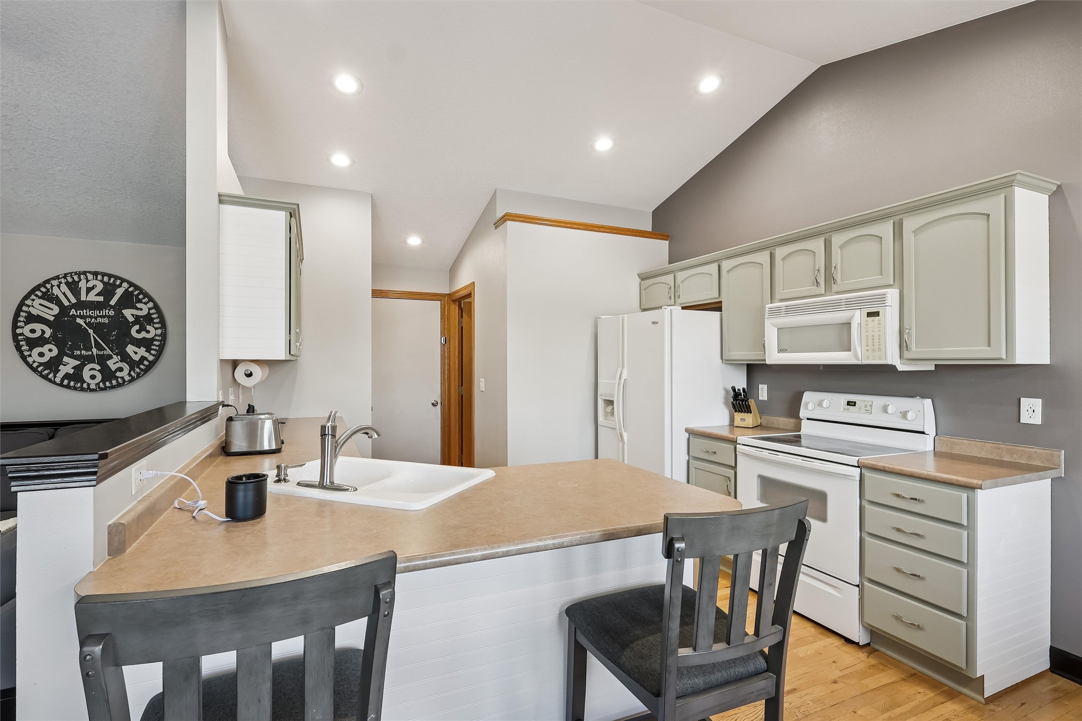 2818 E Kenyon Avenue