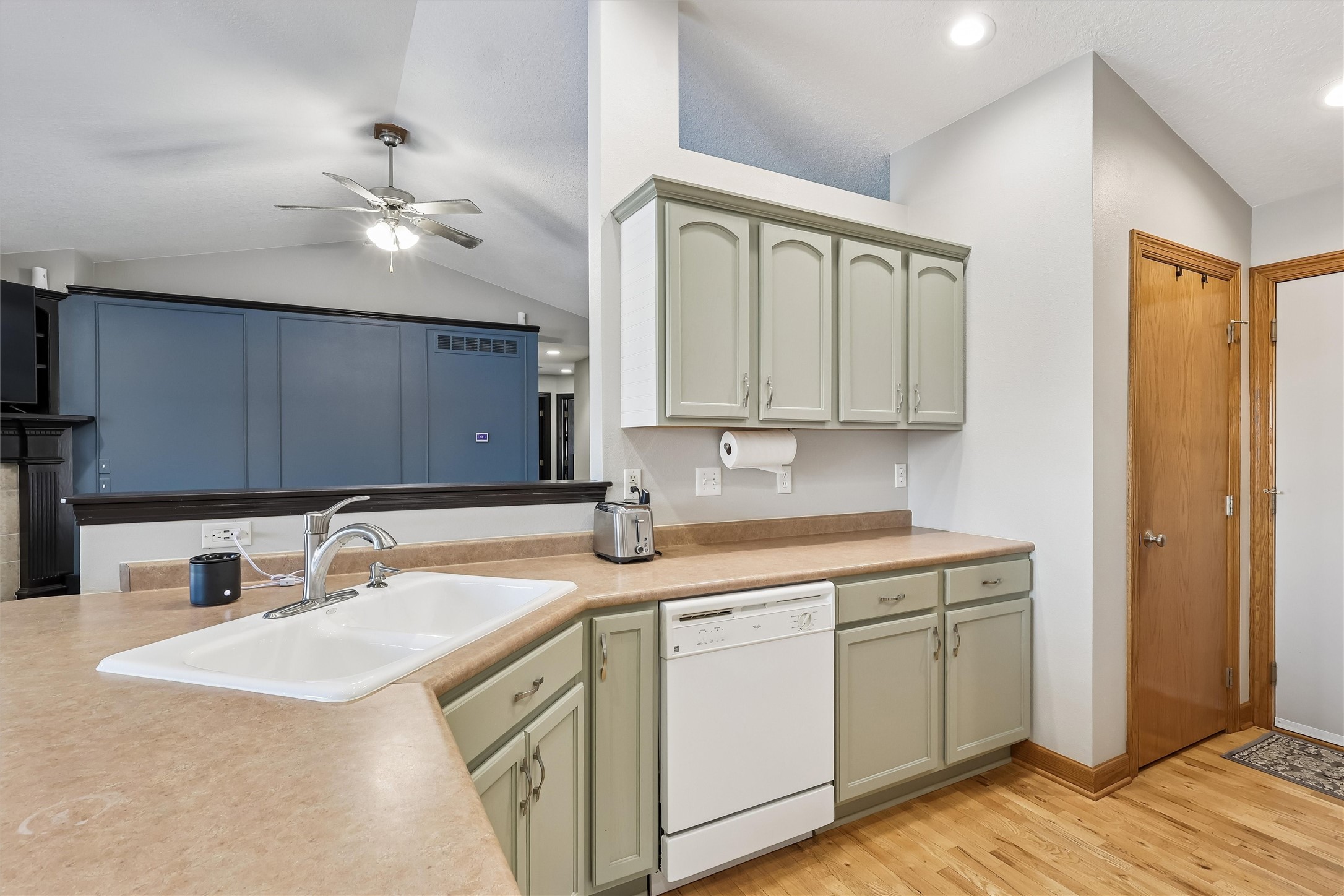 2818 E Kenyon Avenue