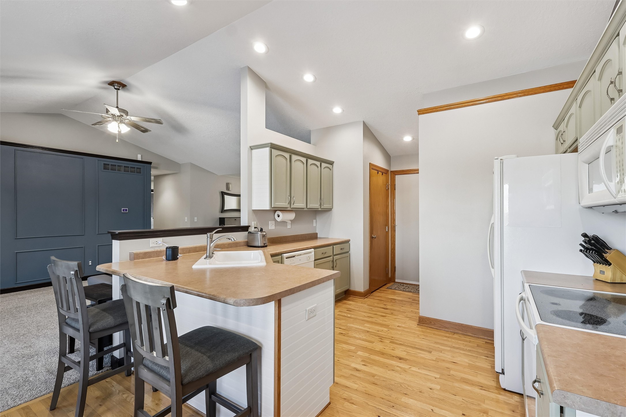 2818 E Kenyon Avenue