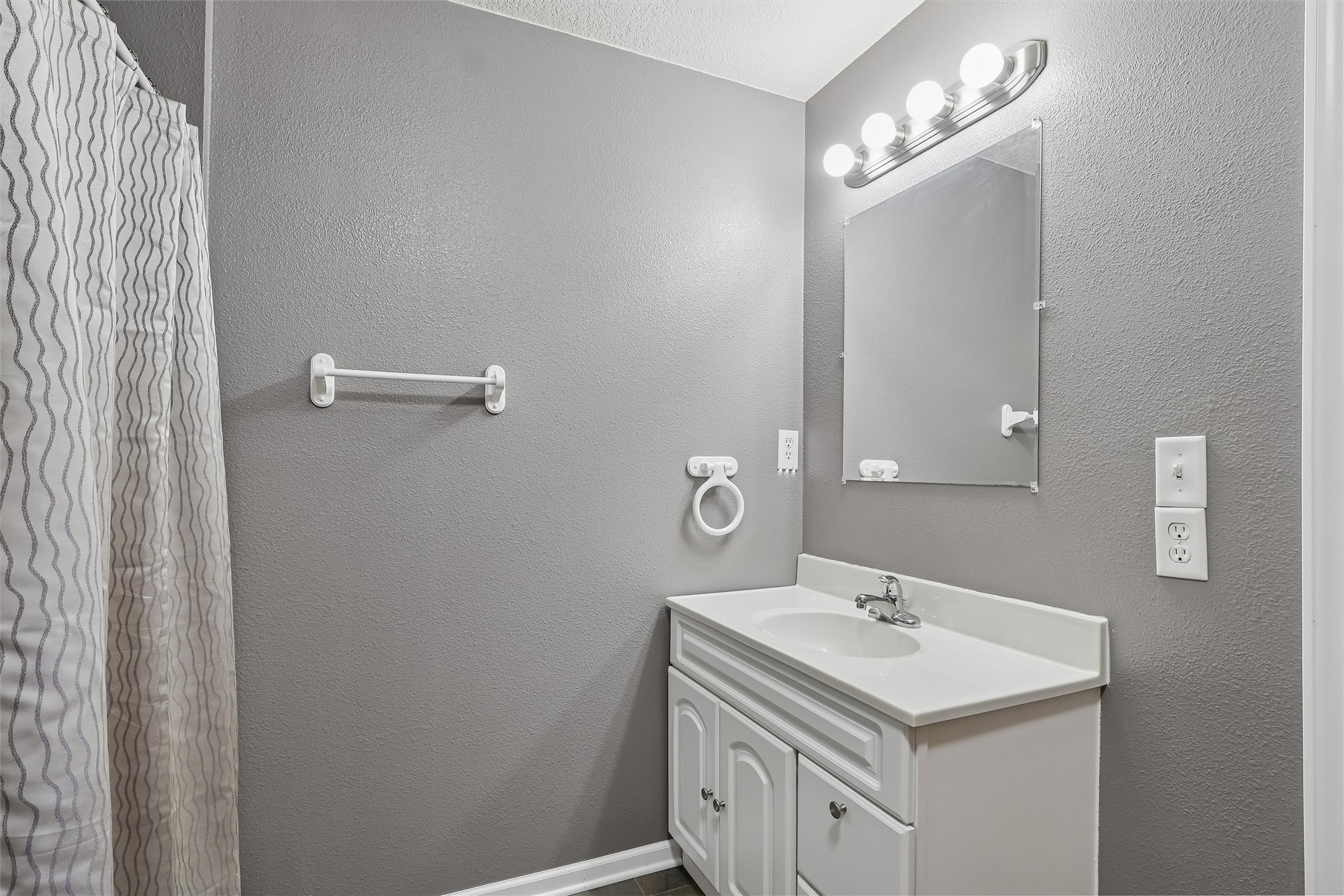 2818 E Kenyon Avenue