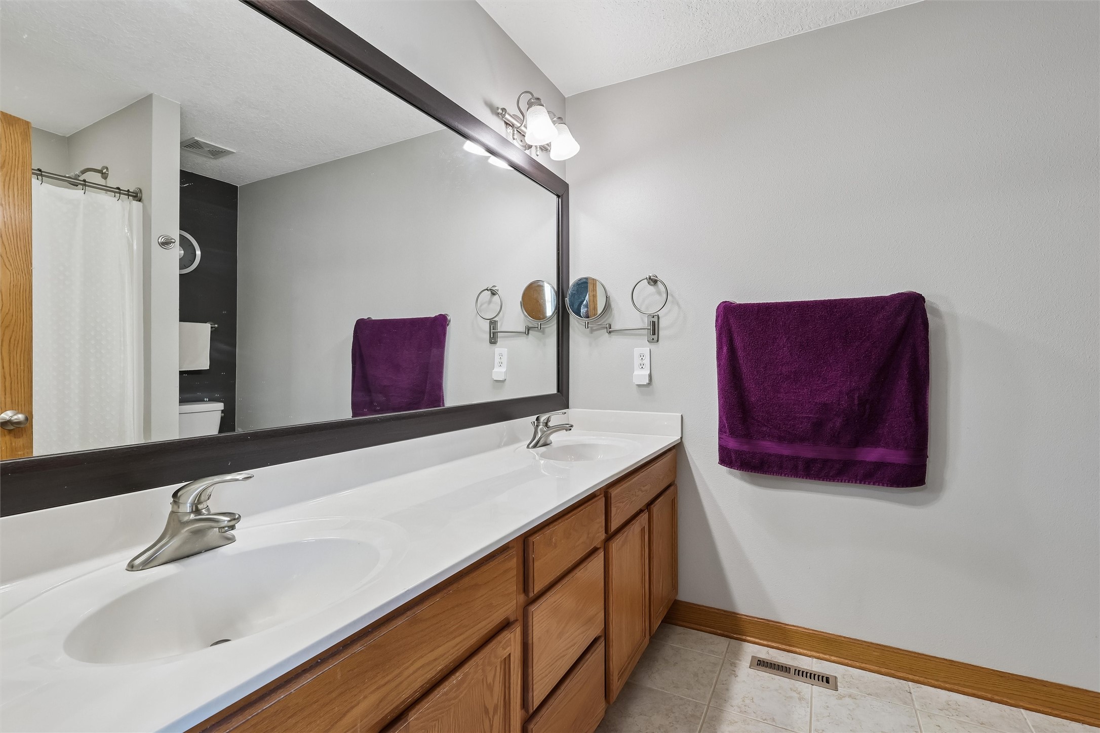 2818 E Kenyon Avenue