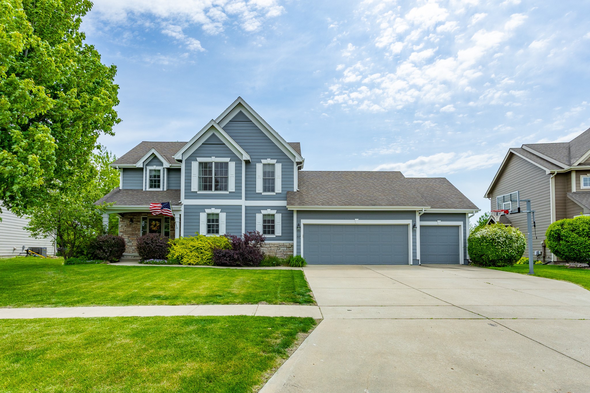207 SW Oakmont Drive