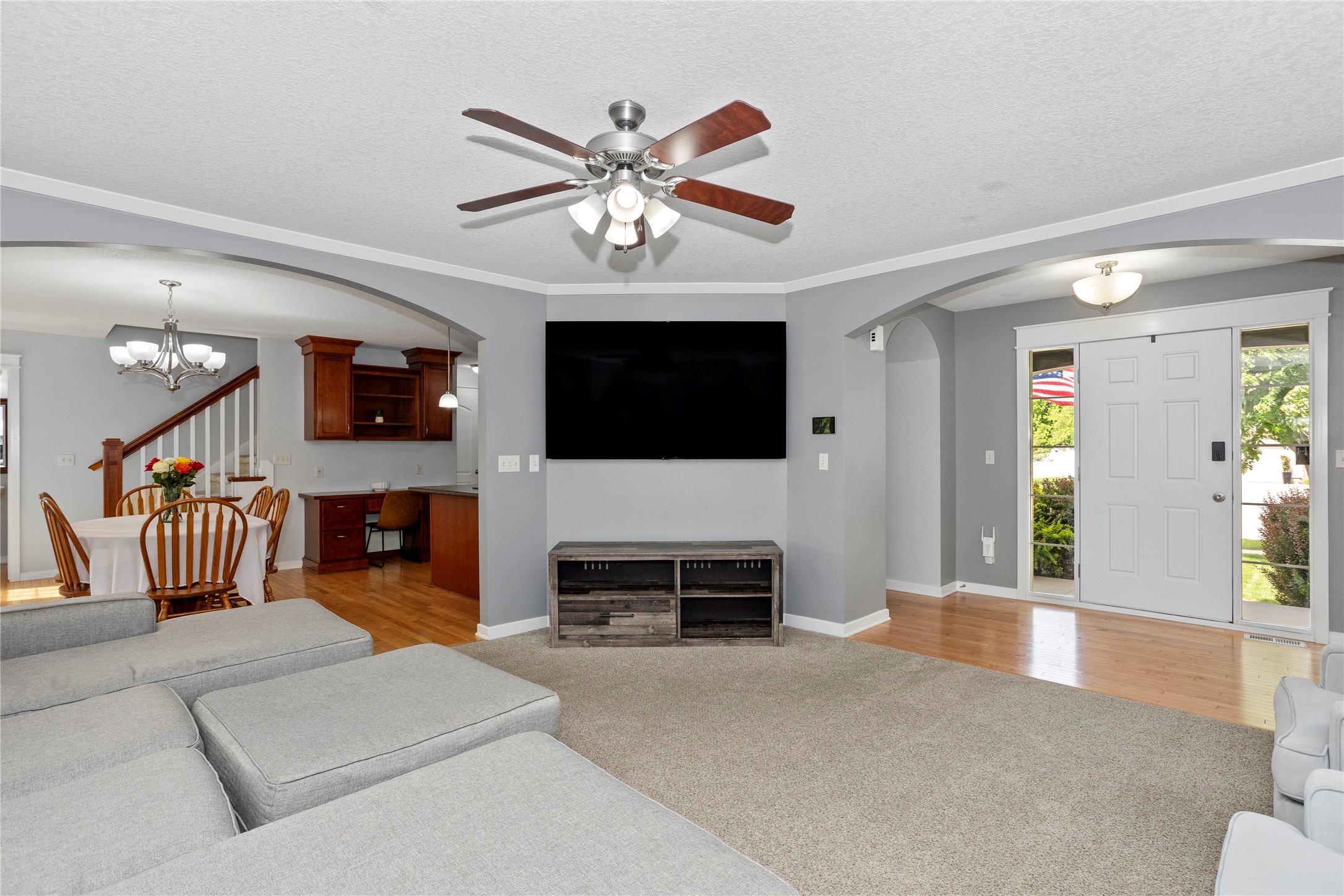207 SW Oakmont Drive