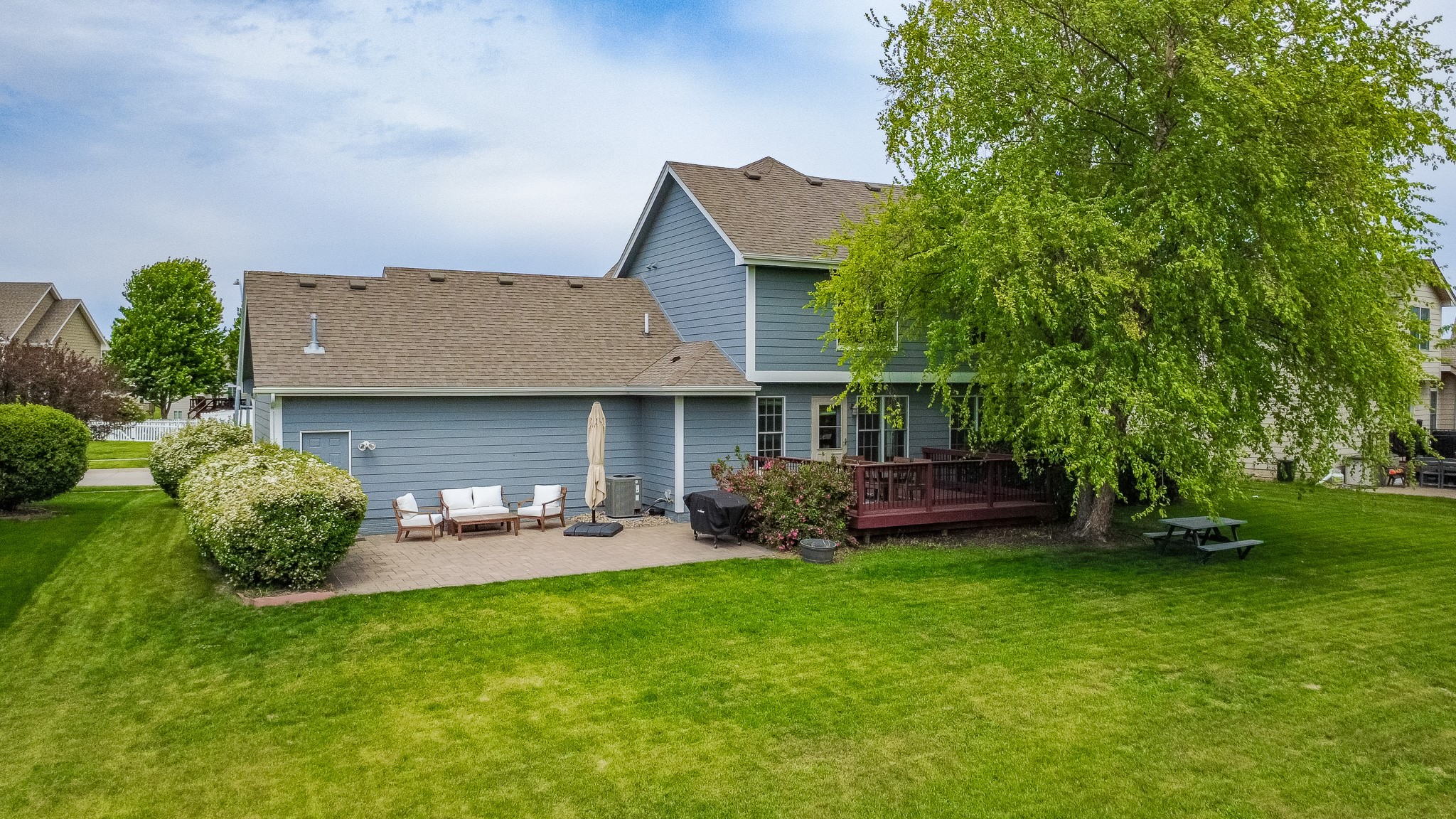 207 SW Oakmont Drive